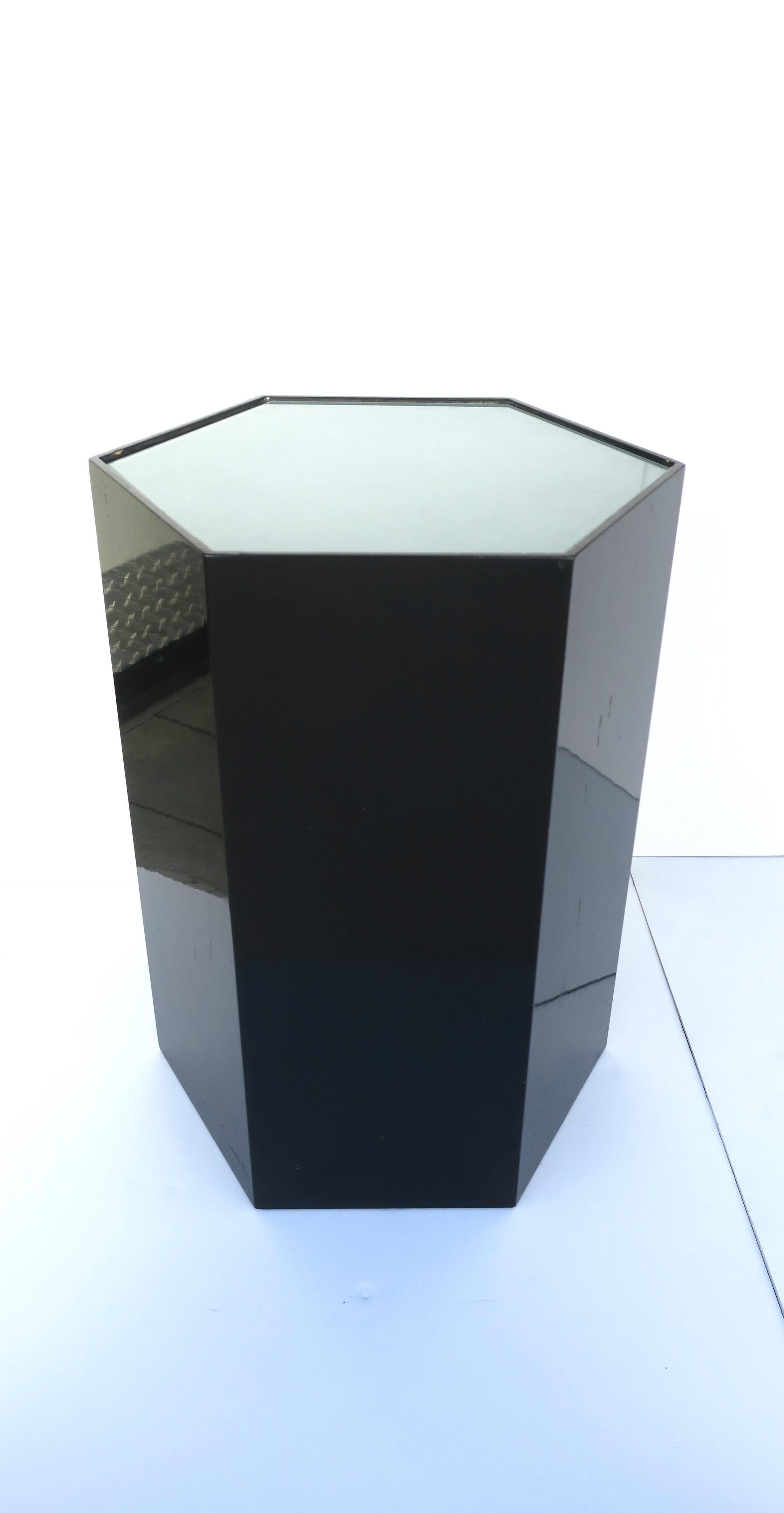 Dépoli Table ou piédestal à colonne noir éclairé, vers 1970 Moderne en vente