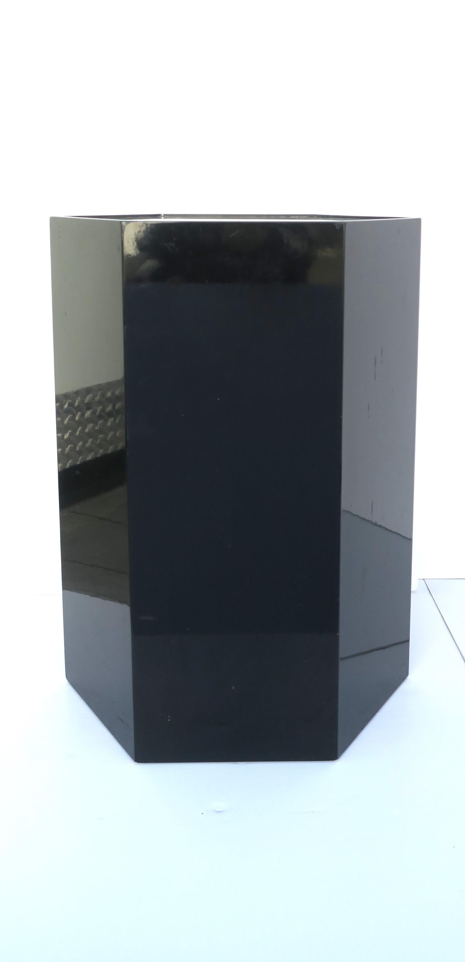 Table ou piédestal à colonne noir éclairé, vers 1970 Moderne Bon état - En vente à New York, NY