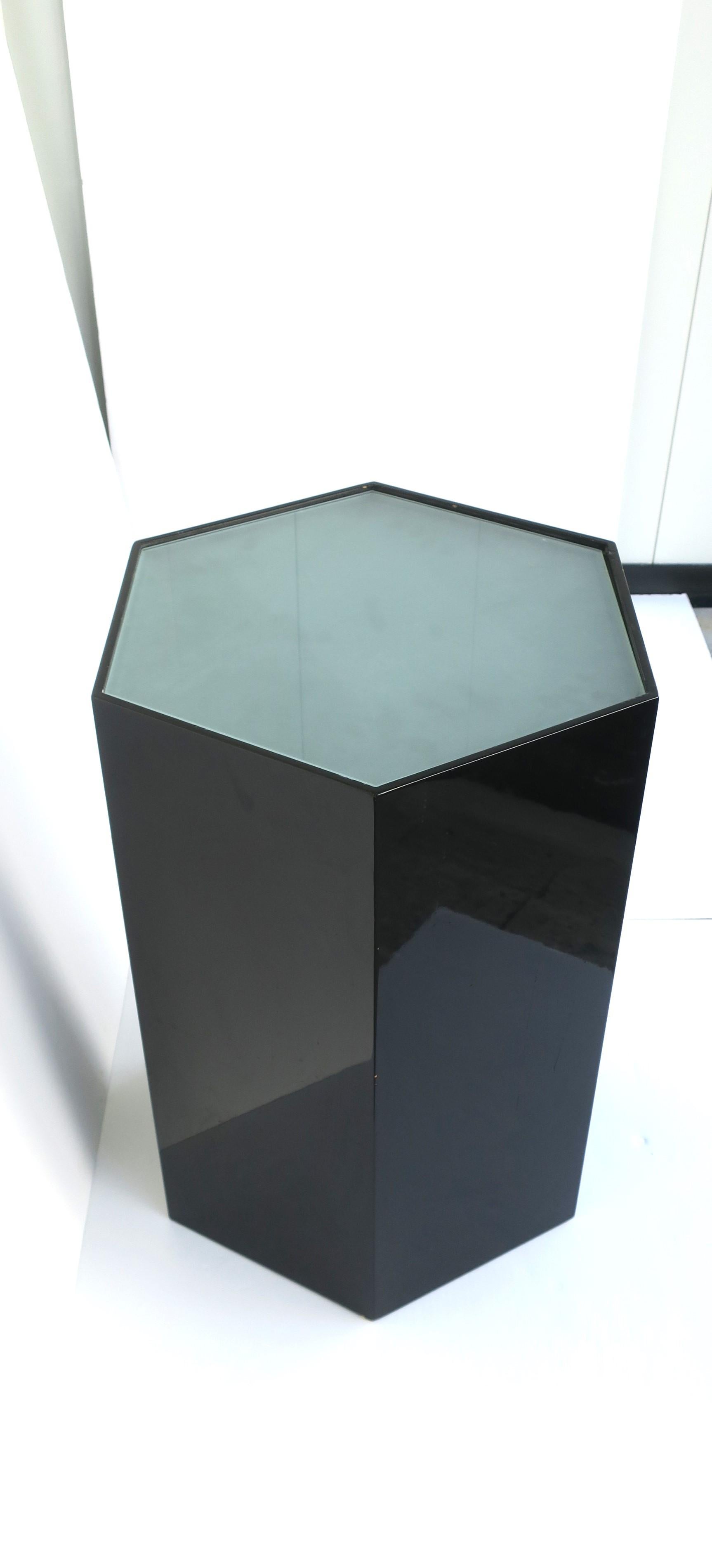Verre Table ou piédestal à colonne noir éclairé, vers 1970 Moderne en vente