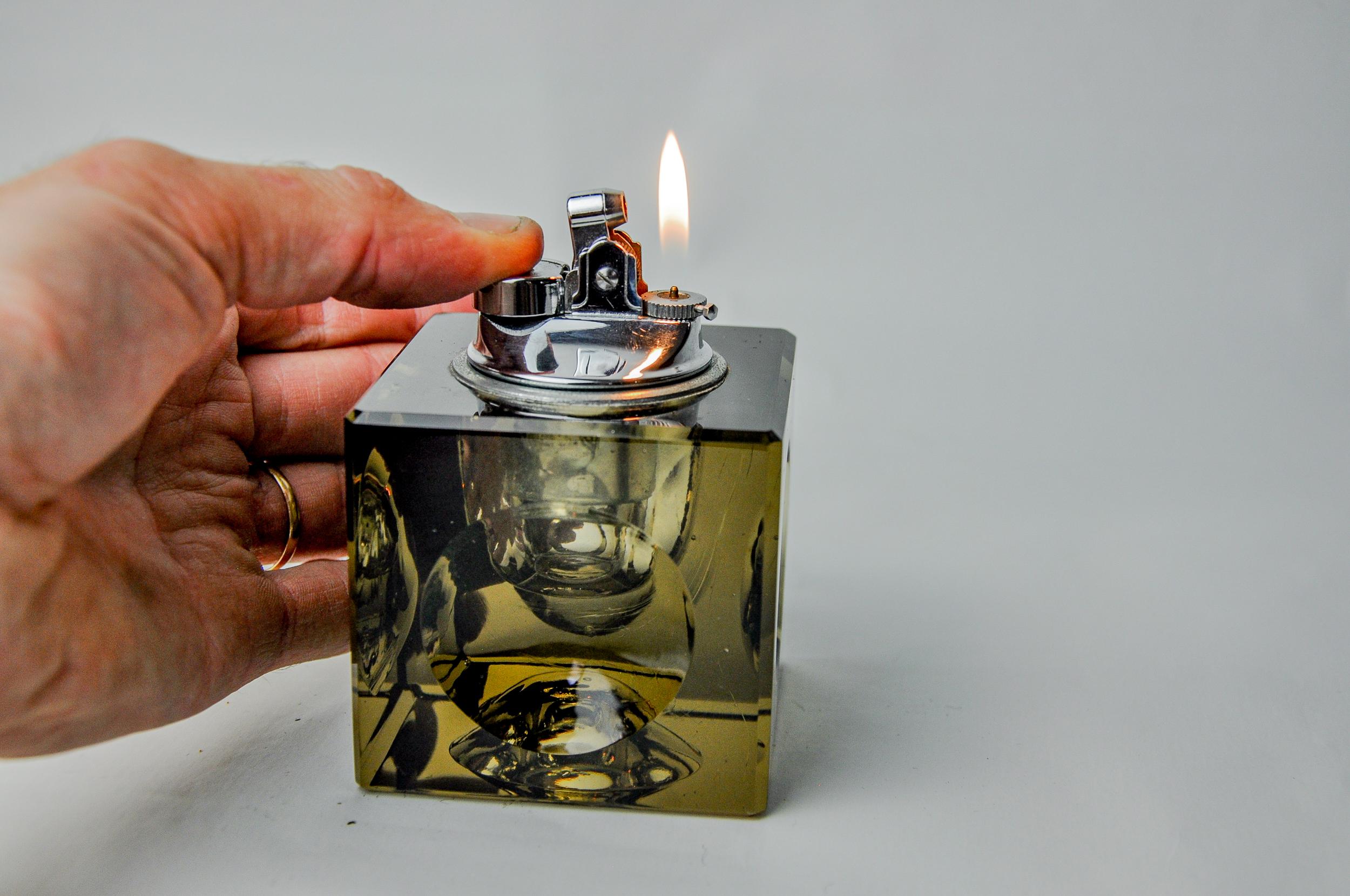 Hervorragendes und seltenes Lupenfeuerzeug, entworfen und hergestellt von Antonio Imperatore in Italien in den 1970er Jahren. Feuerzeug aus schwarzem Murano-Glas, handgefertigt von venezianischen Glasmachermeistern. Ein dekoratives Objekt, das Ihrem