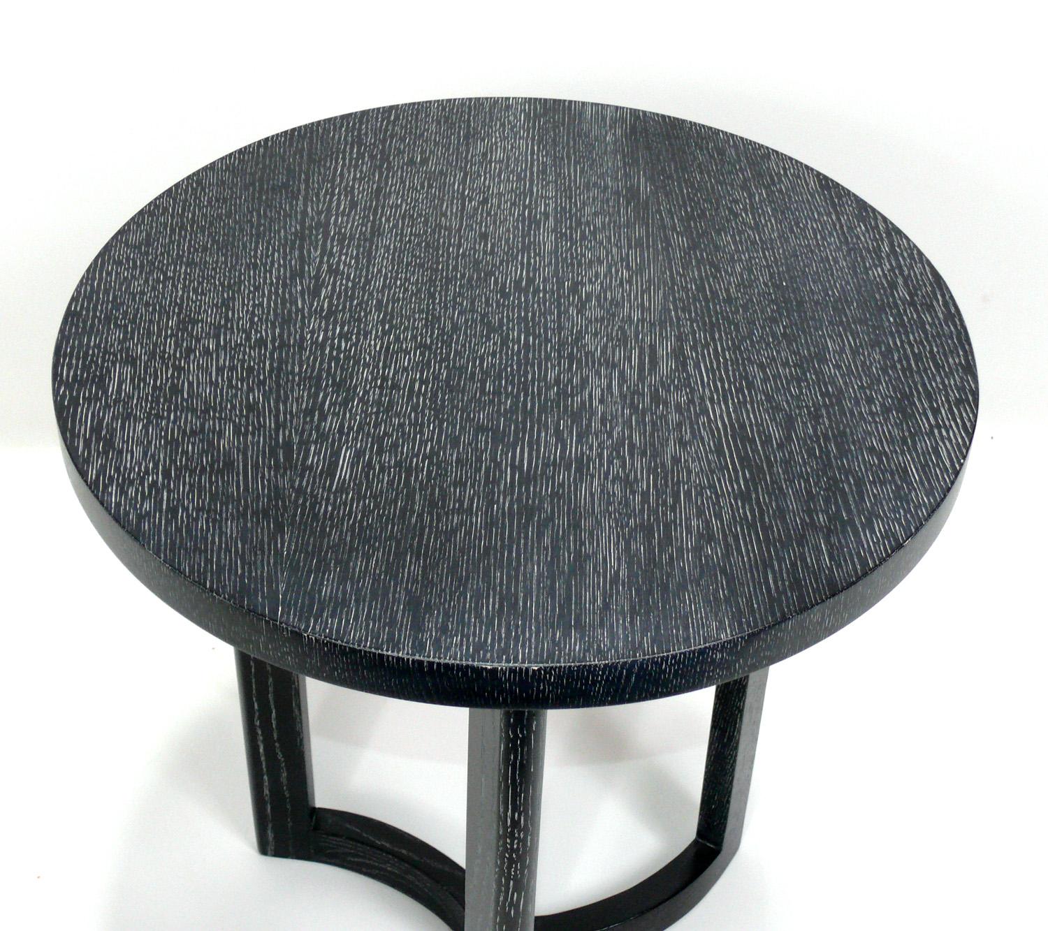Eleganter, schwarz gebeizter Tisch aus gekalkter Eiche in der Art von Samuel Marx, Amerikaner, ca. 1940er Jahre. Er hat eine vielseitige Größe und kann als Beistelltisch, zwischen zwei Stühlen oder als Nachttisch verwendet werden. Kürzlich neu
