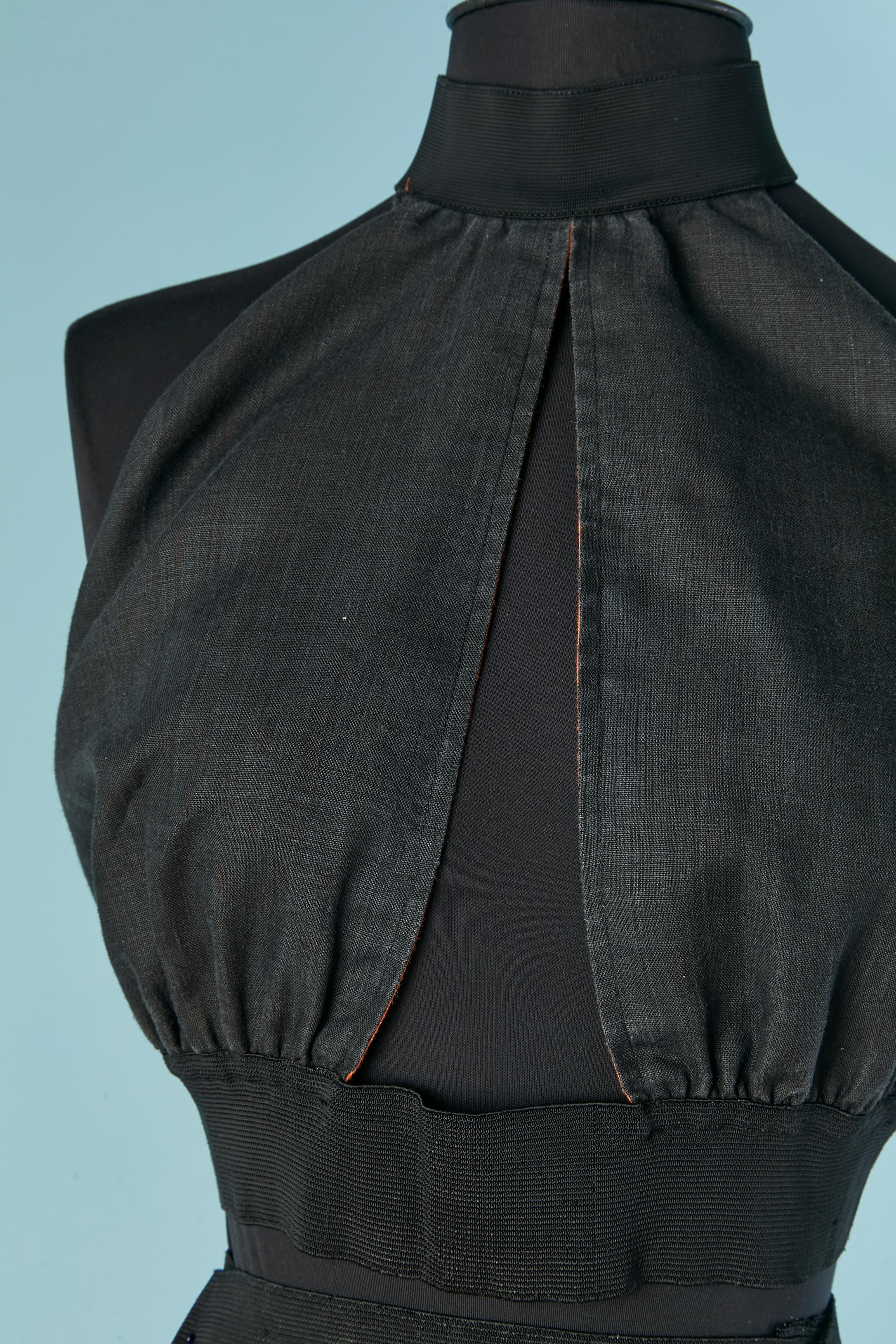 Top sin espalda de lino negro y falda globo naranja . Composición del tejido: 55% lino, 45% Cierre a presión detrás del cuello en la parte superior. Banda elástica en la cintura de la falda, en el cuello y en la cintura del top. Bolsillo en ambos
