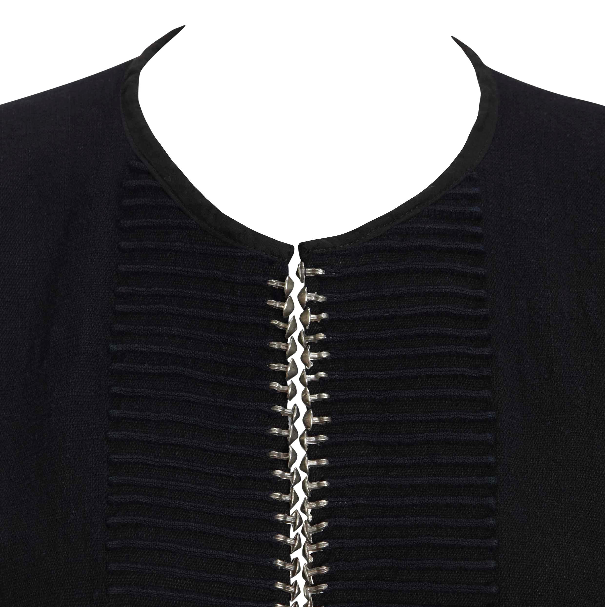 Dettagli del prodotto: Giacca in lino nero - Dettaglio perline frontali e pintuck in argento 925 - Orlo posteriore lungo - Maniche a 3/4 - Dettaglio frontale aperto - Maniche aderenti
Etichetta: Designer sconosciuto
Contenuto del tessuto: Lino nero