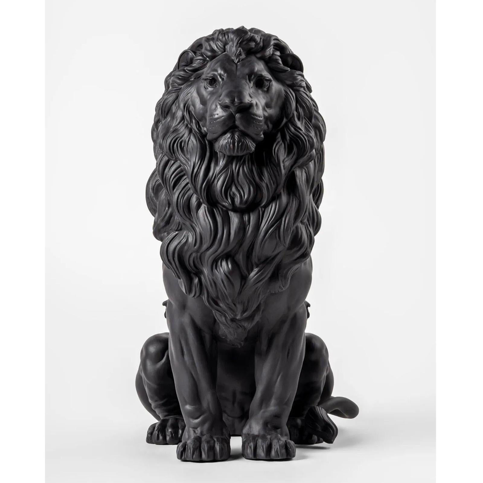 Scultura Leone Nero con tutta la struttura 
in porcellana fine con finitura nera opaca.