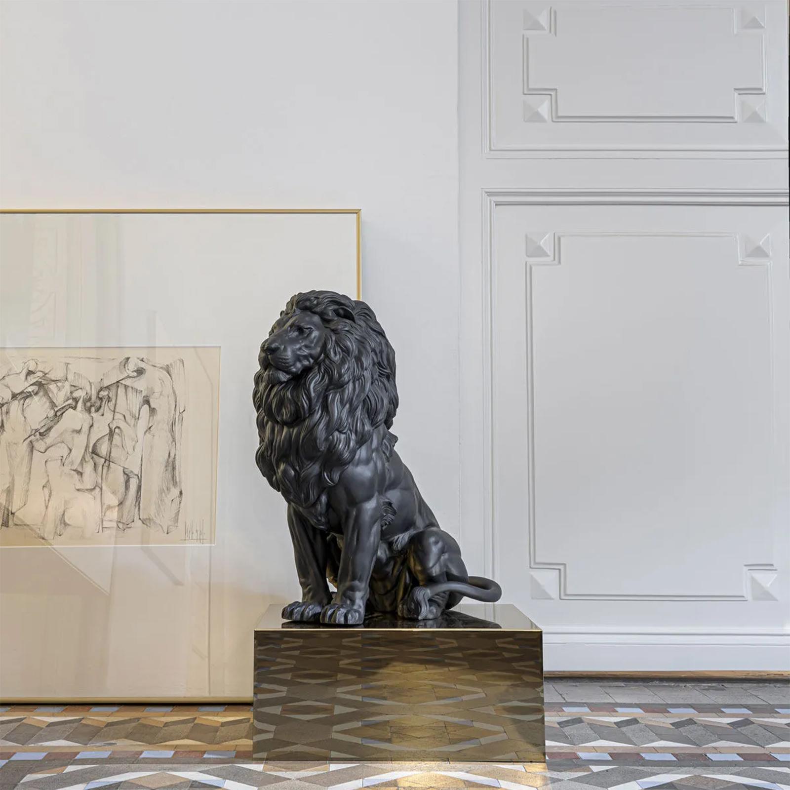Scultura di leone nero in vendita 1