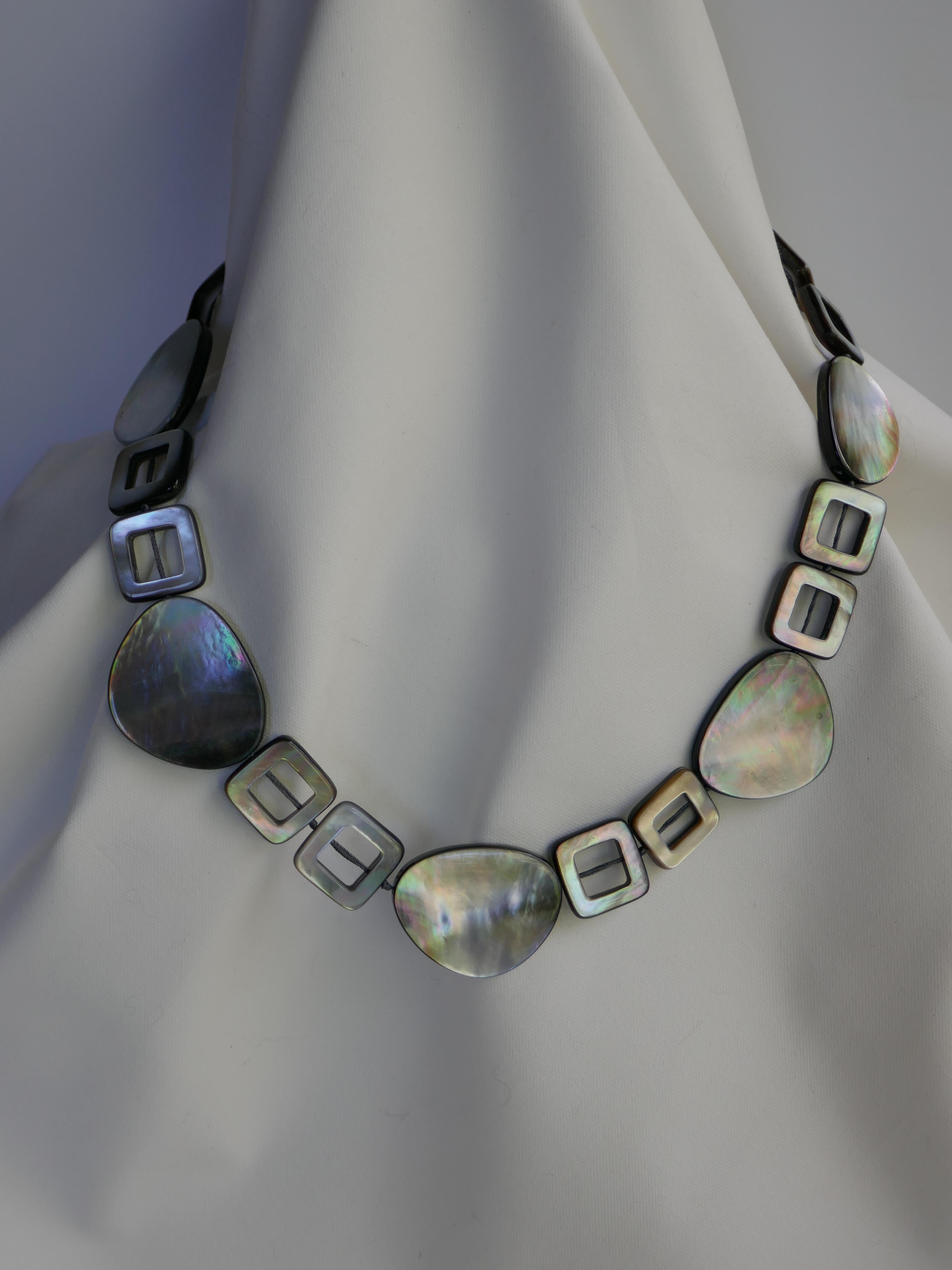 Black Lip Mother of Pearl 925 Sterling Silver Clasp Gemstone Necklace In New Condition For Sale In Coral Gables, FL