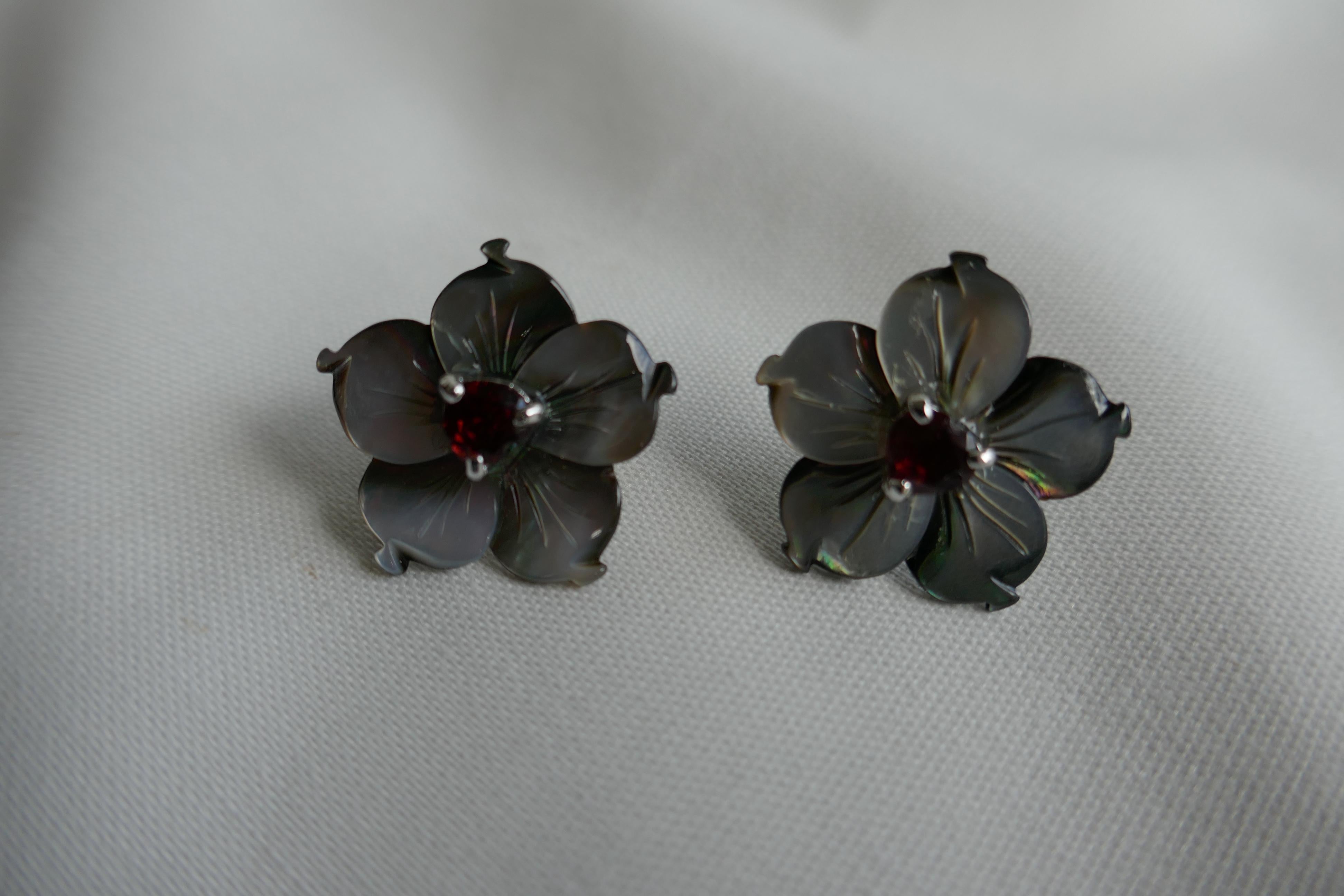 Black Lip Mother of Pearl Flower Amethyst 925 Sterling Silver Post Earrings In New Condition For Sale In Coral Gables, FL