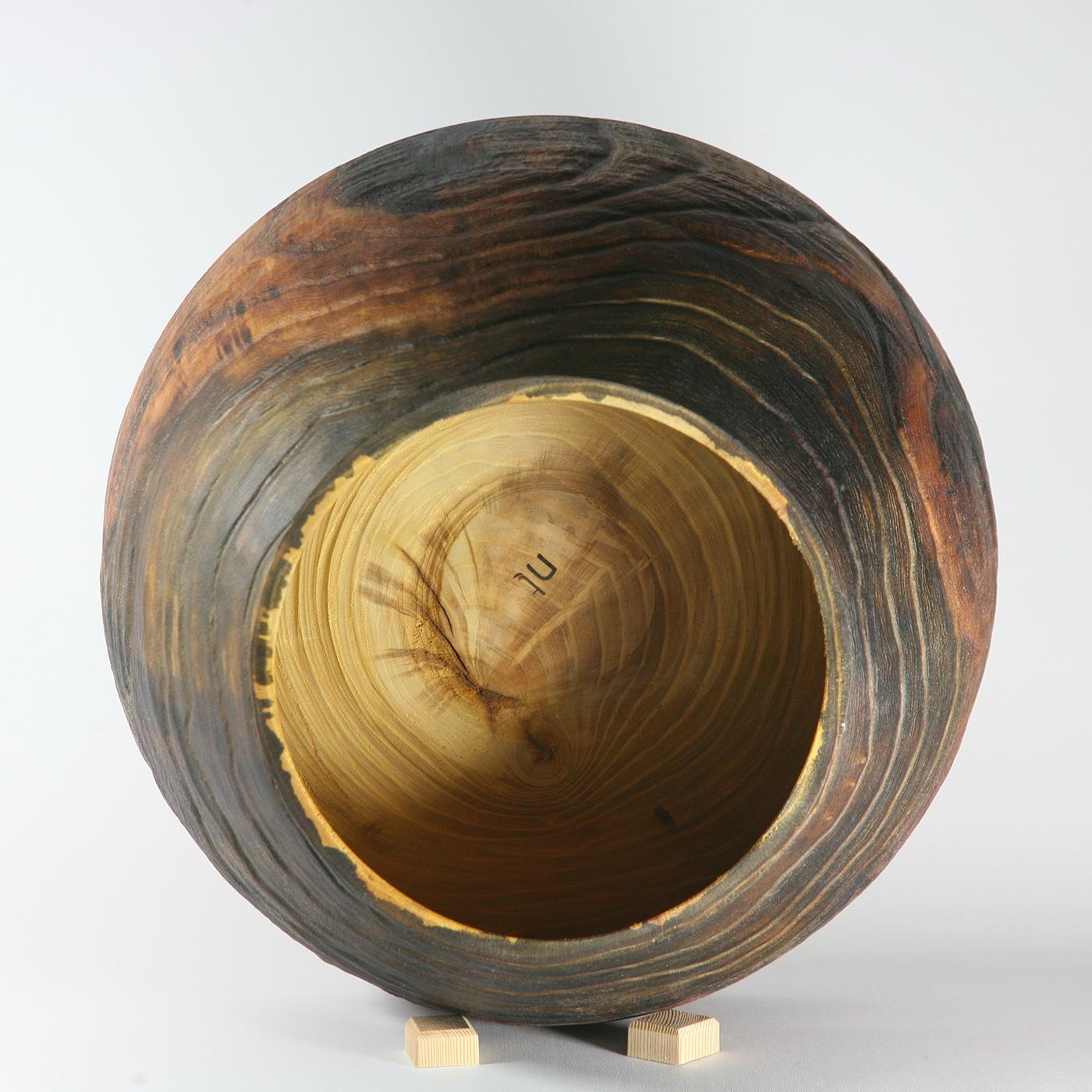 This superb object of functional decor of great visual impact will make an elegant statement in a contemporary or rustic interior. It was entirely crafted of locust wood by Nicola Tessari using a lathe with a particularly complex technique. The