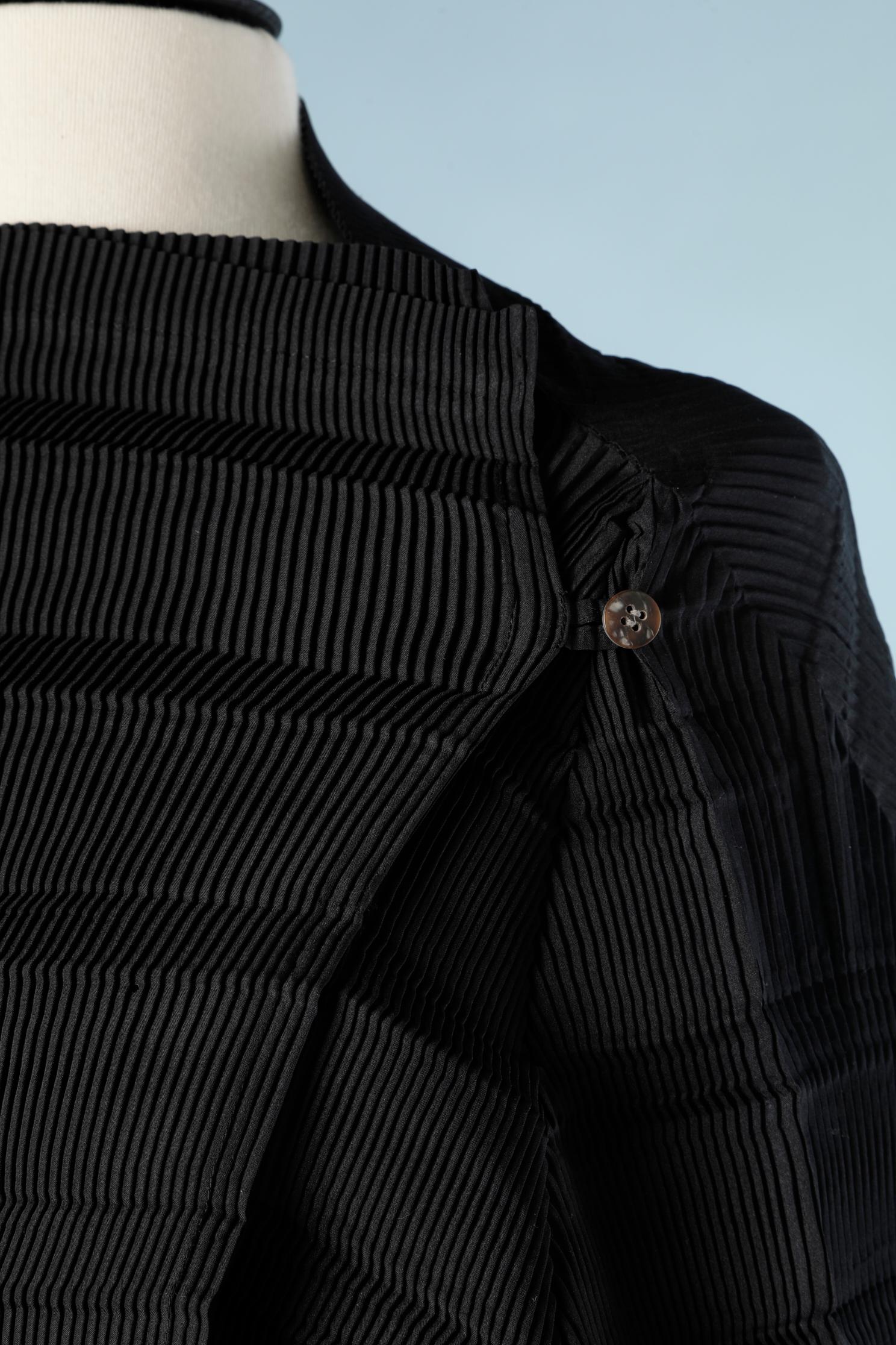 Chemise (ou robe) noire à longs plis et à double boutonnage. Fermez avec un bouton à l'intérieur et un bouton à l'extérieur. Tissu : 100% polyester
TAILLE M 