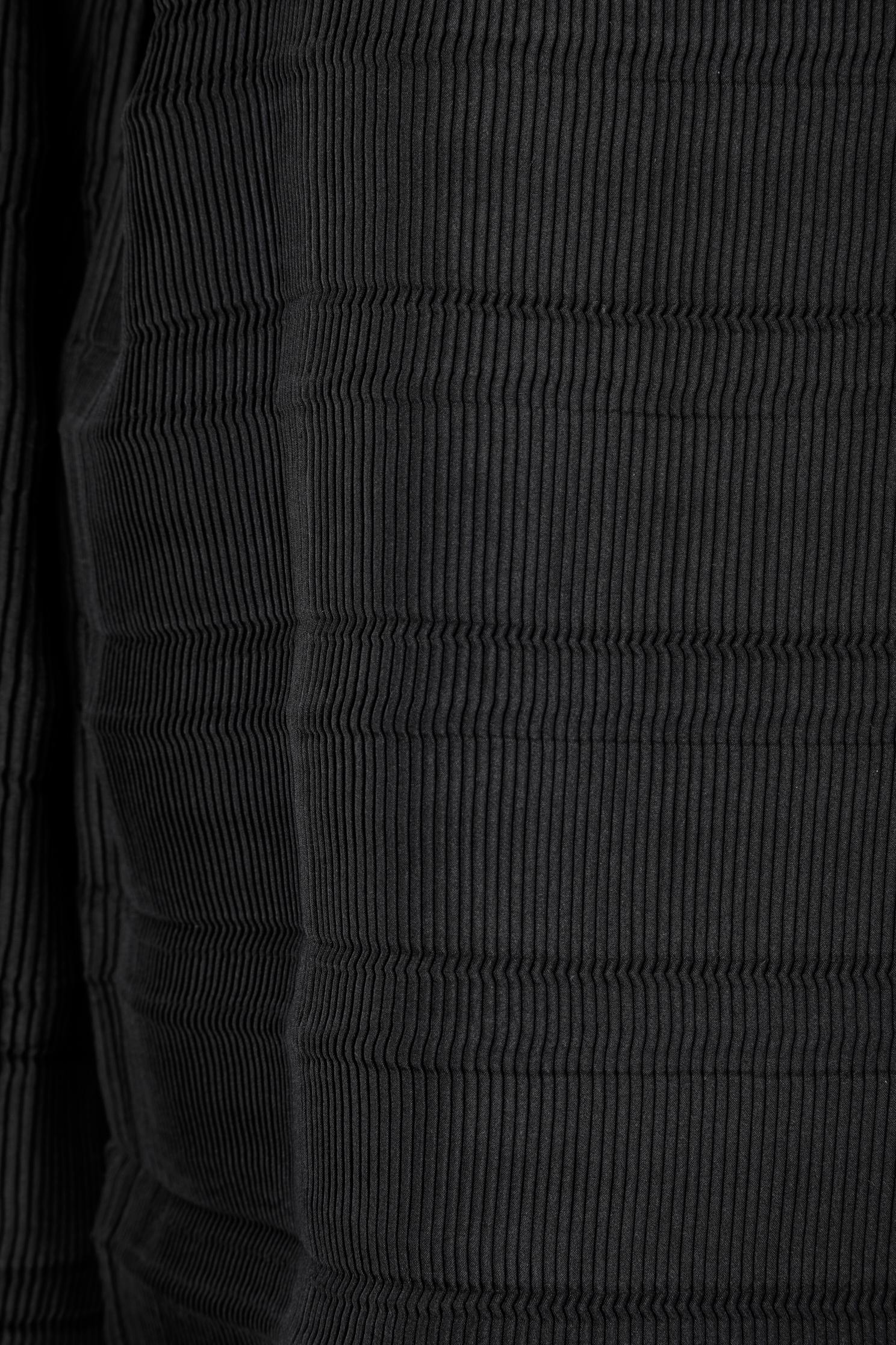 Noir Chemise longue plissée (ou robe) noire à double boutonnage Issey Miyake  en vente