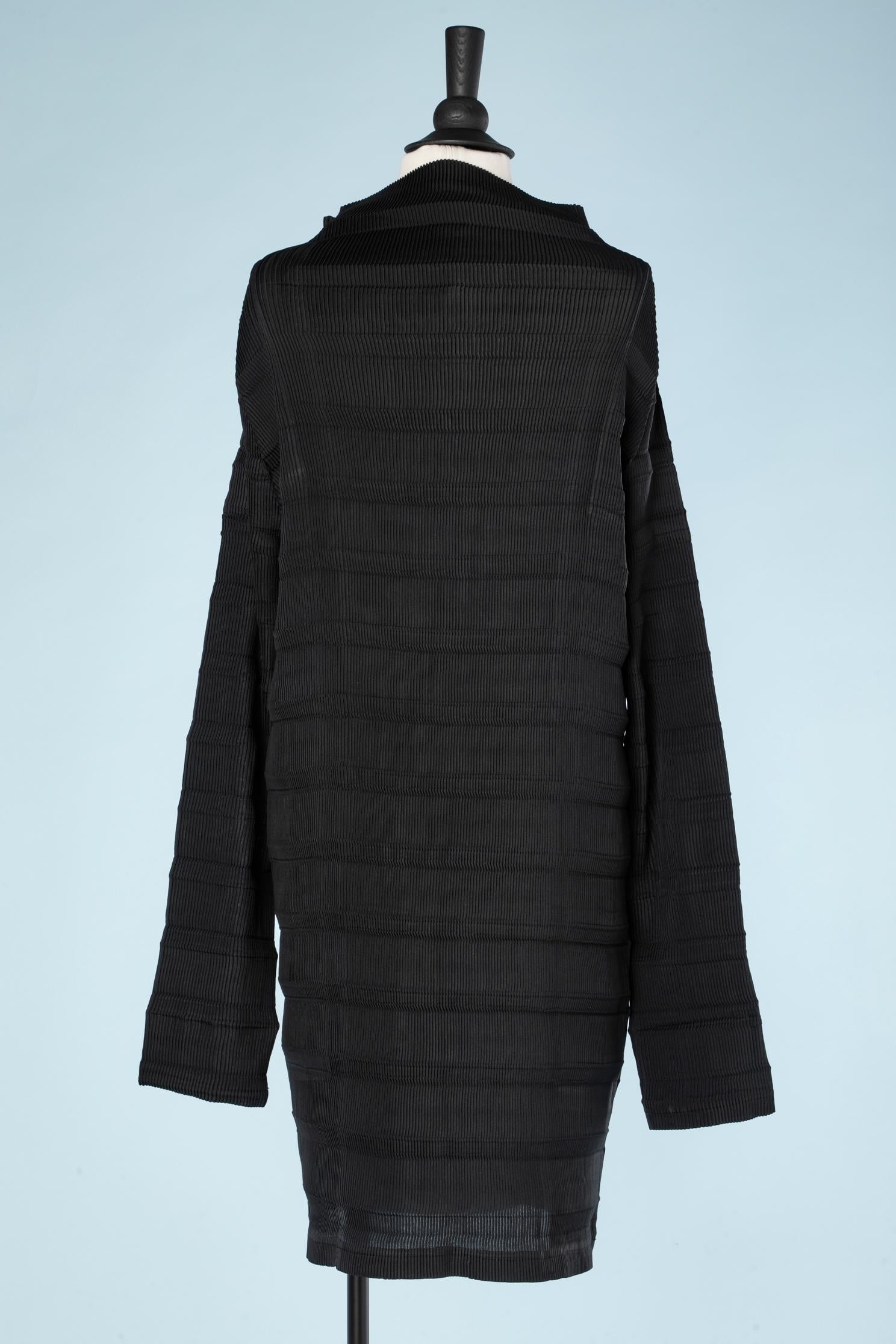 Chemise longue plissée (ou robe) noire à double boutonnage Issey Miyake  en vente 1