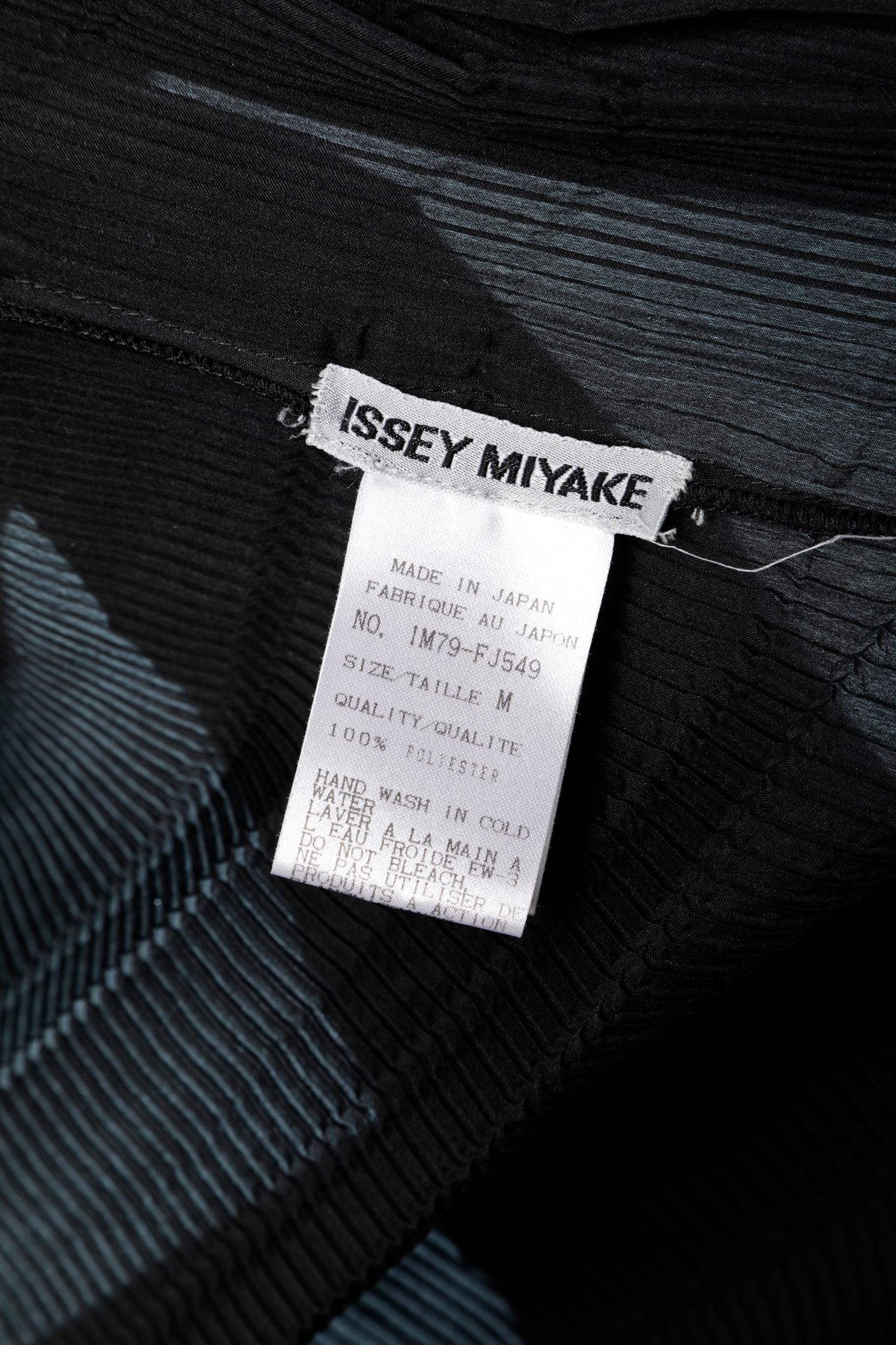 Chemise longue plissée (ou robe) noire à double boutonnage Issey Miyake  en vente 2