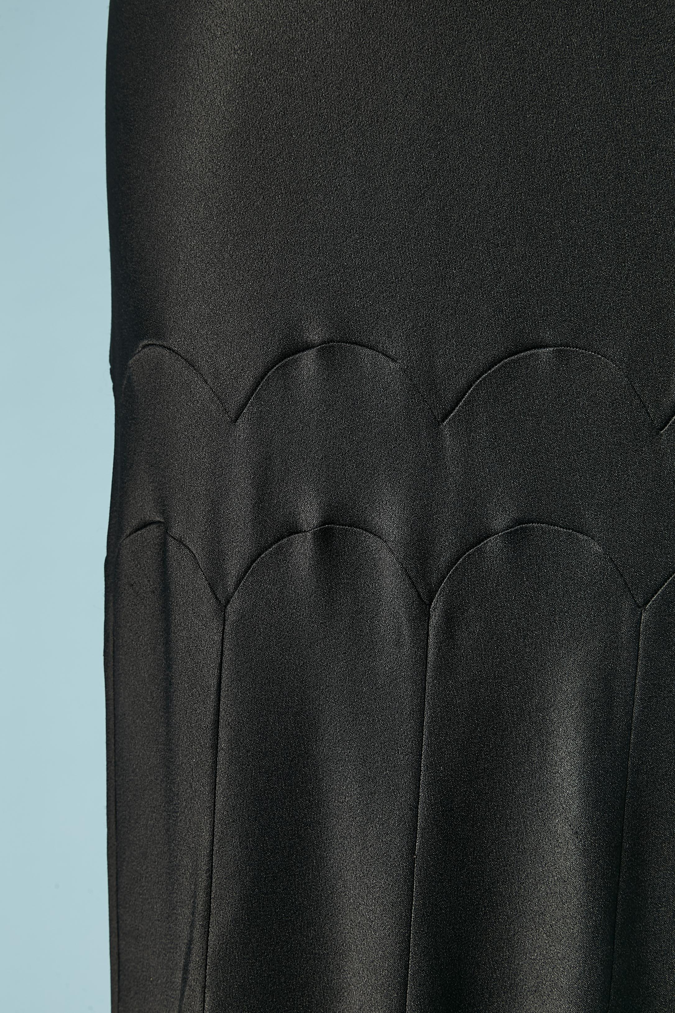 Jupe longue noire avec découpe. Composition du tissu principal : 68% acétate, 32% rayonne (aspect satin) 
Fermeture à glissière, bouton et boutonnière sur le côté gauche de la taille. 
TAILLE 38 (Fr) 6 (Us) 
