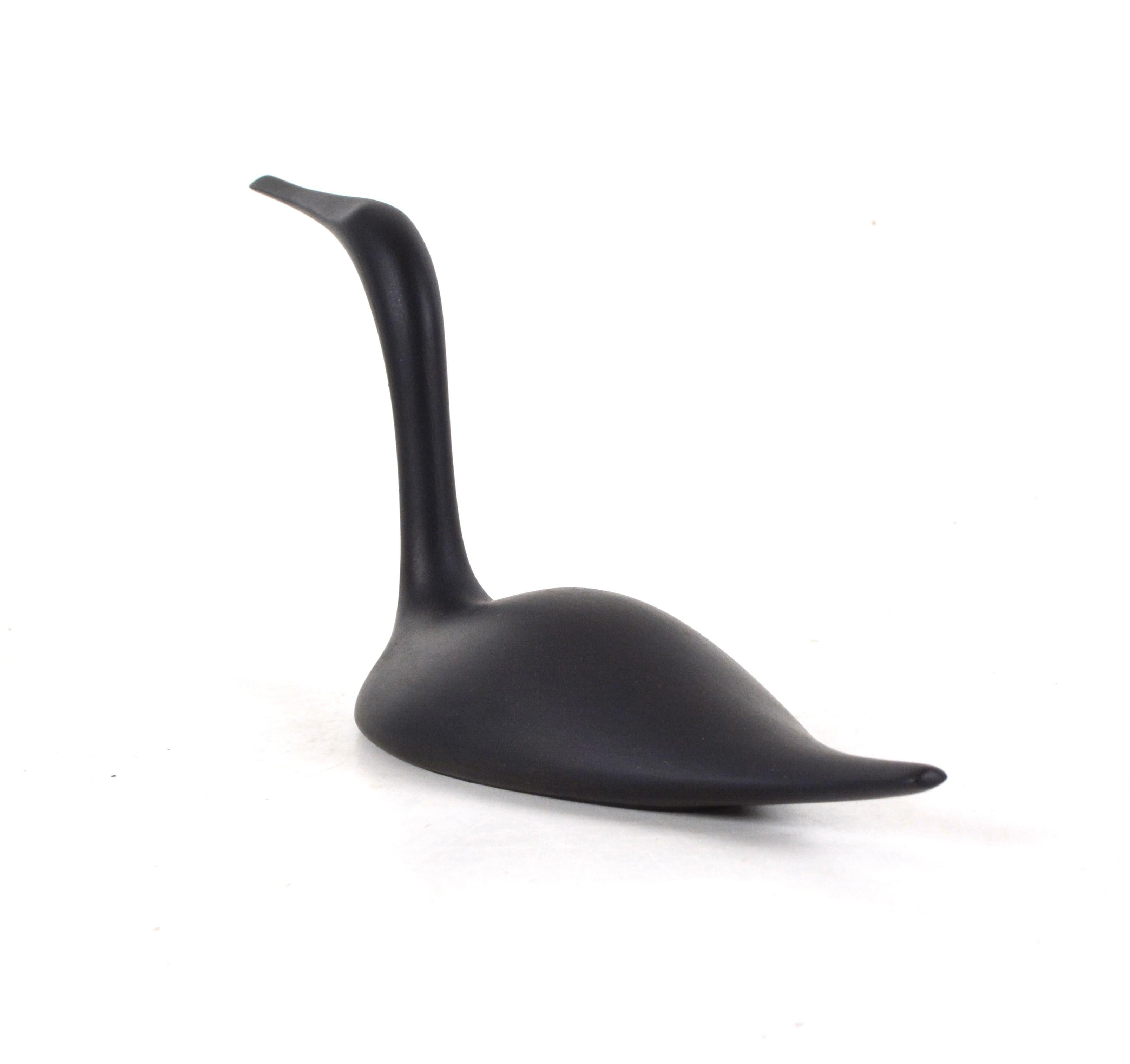 Figura de porcelana Black Loon de Tapio Wirkkala para Rosenthal, década de 1970. Wirkkala, diseñador y artista finlandés, creó una figura icónica de un somorgujo para la empresa alemana de porcelana Rosenthal. Esta figura, de porcelana mate, capta