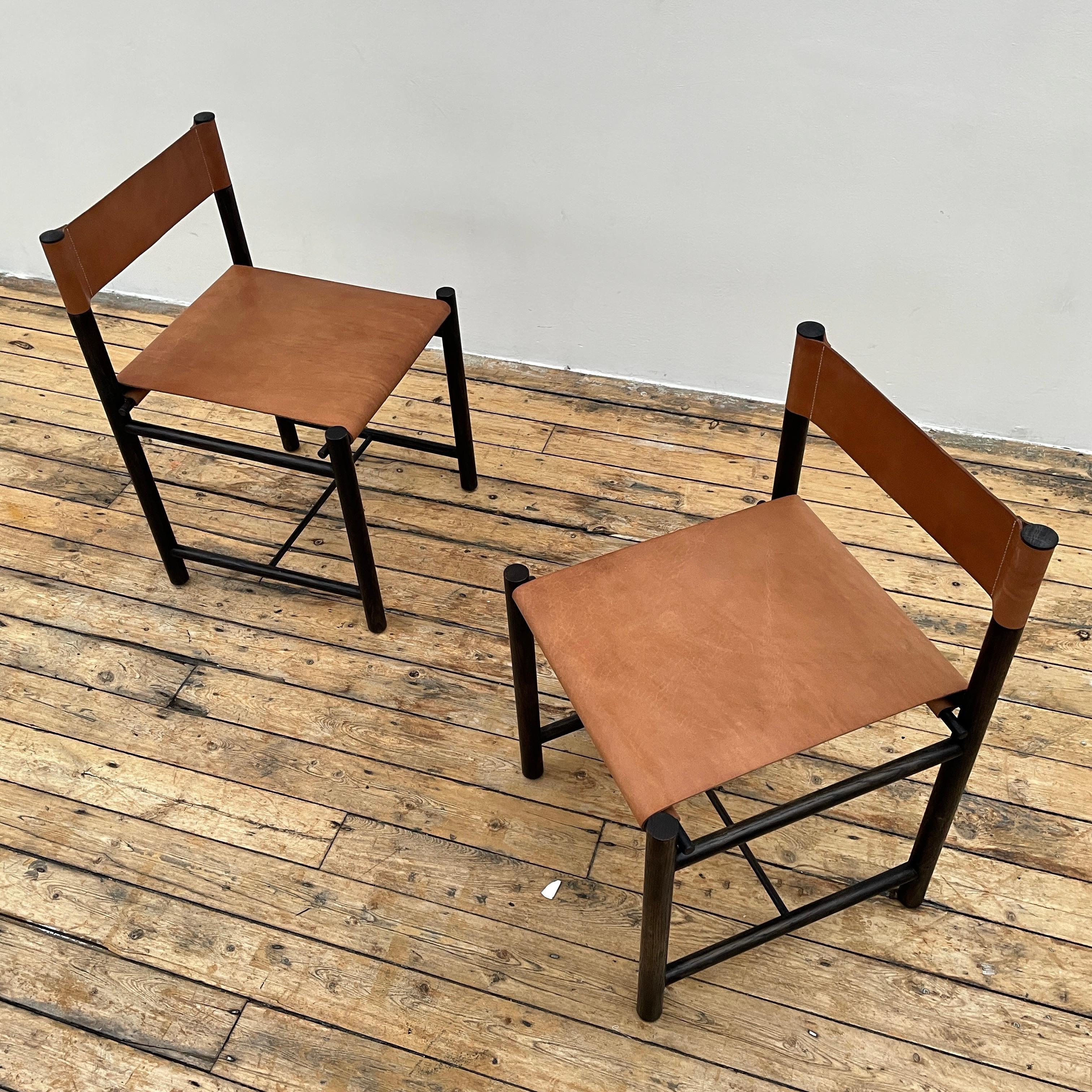 Schwarzer Looping-Stuhl von Fred Rigby Studio.
Abmessungen: T 45 x B 45 x H 74 cm.
MATERIALIEN: Ebonisiertes Eichenholz, Leder.
Erhältlich in Eiche natur oder schwarz.

In Anlehnung an das Original des Loop Chair haben wir mit unserer