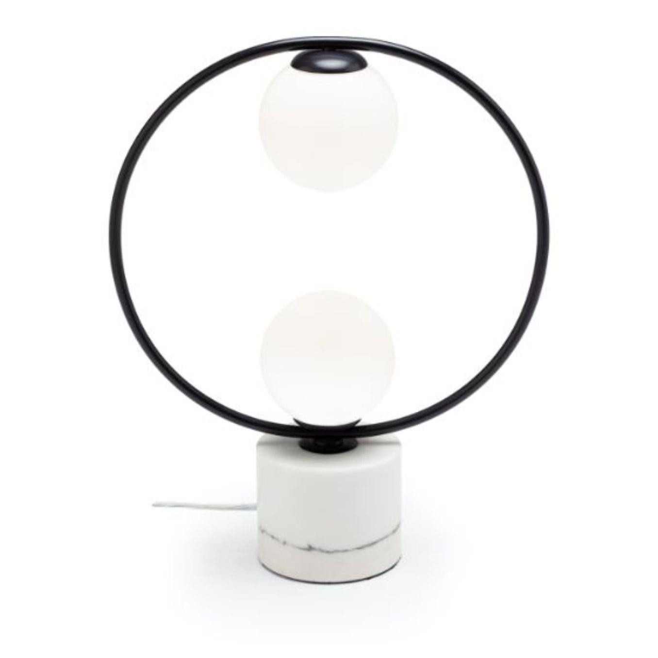 Lampe de table Blackloop II avec base en marbre par Dooq.
Dimensions : L 43 x P 15 x H 53 cm.
Matériaux : métal laqué, métal poli ou brossé, marbre.
Disponible également en différentes couleurs et matériaux.

Informations :
230V/50Hz
2 x max. G9
LED