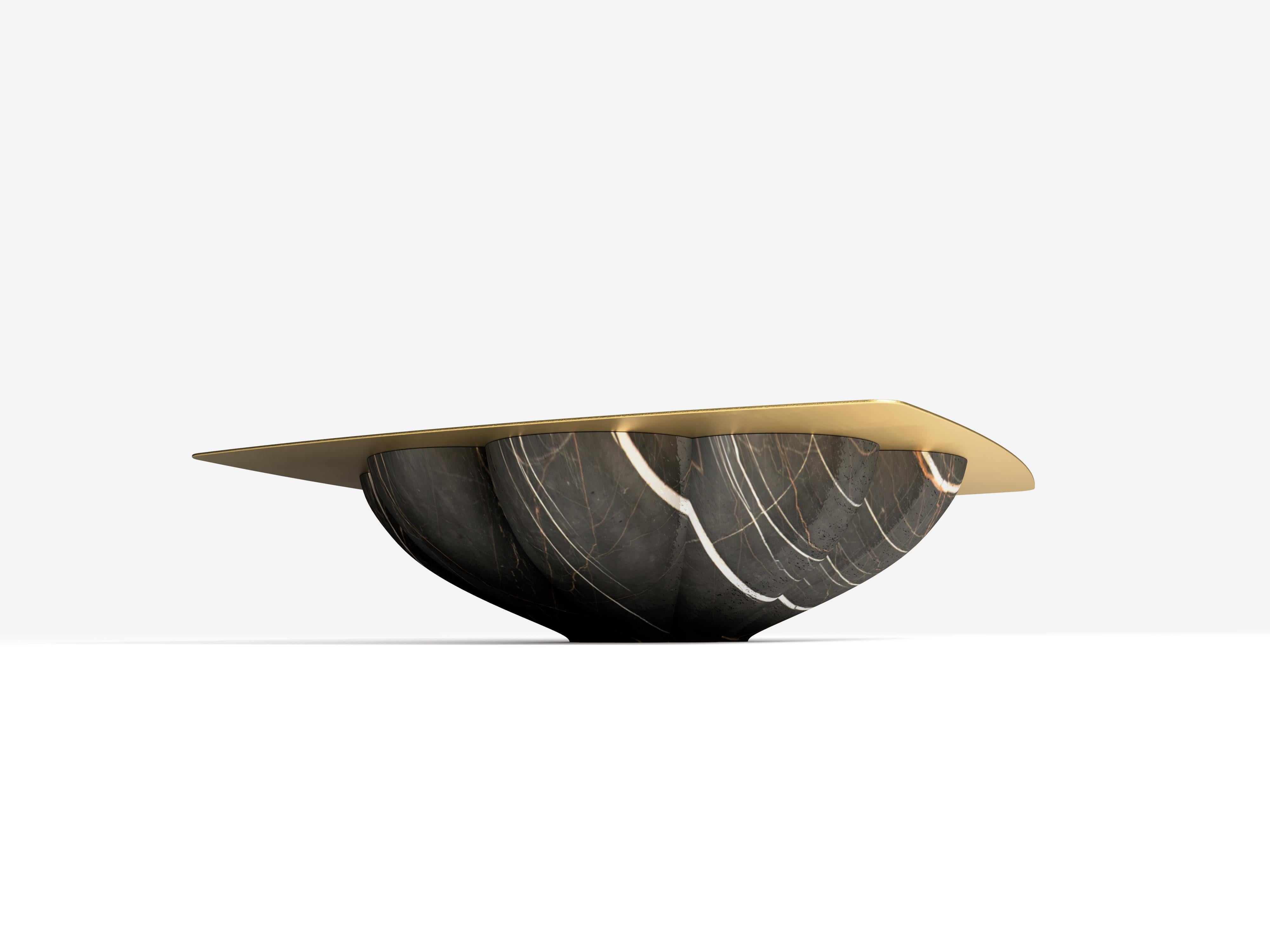 La table basse Lotus noir de Grzegorz Majka, 2021
Dimensions : 51.18 x 51.18 x 12.44 in
Matériaux : marbre, laiton.

Cette œuvre fait référence à la signification symbolique de la fleur de lotus. Renaissance, nouvelle voie, fortune et prospérité