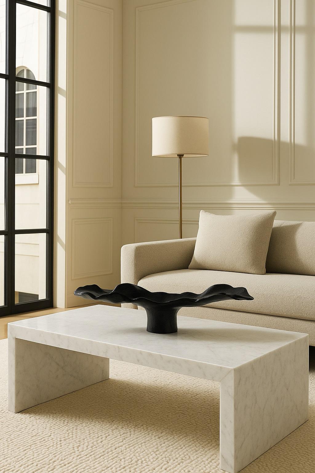 Intagliato a mano Black Lotus Vase in vendita