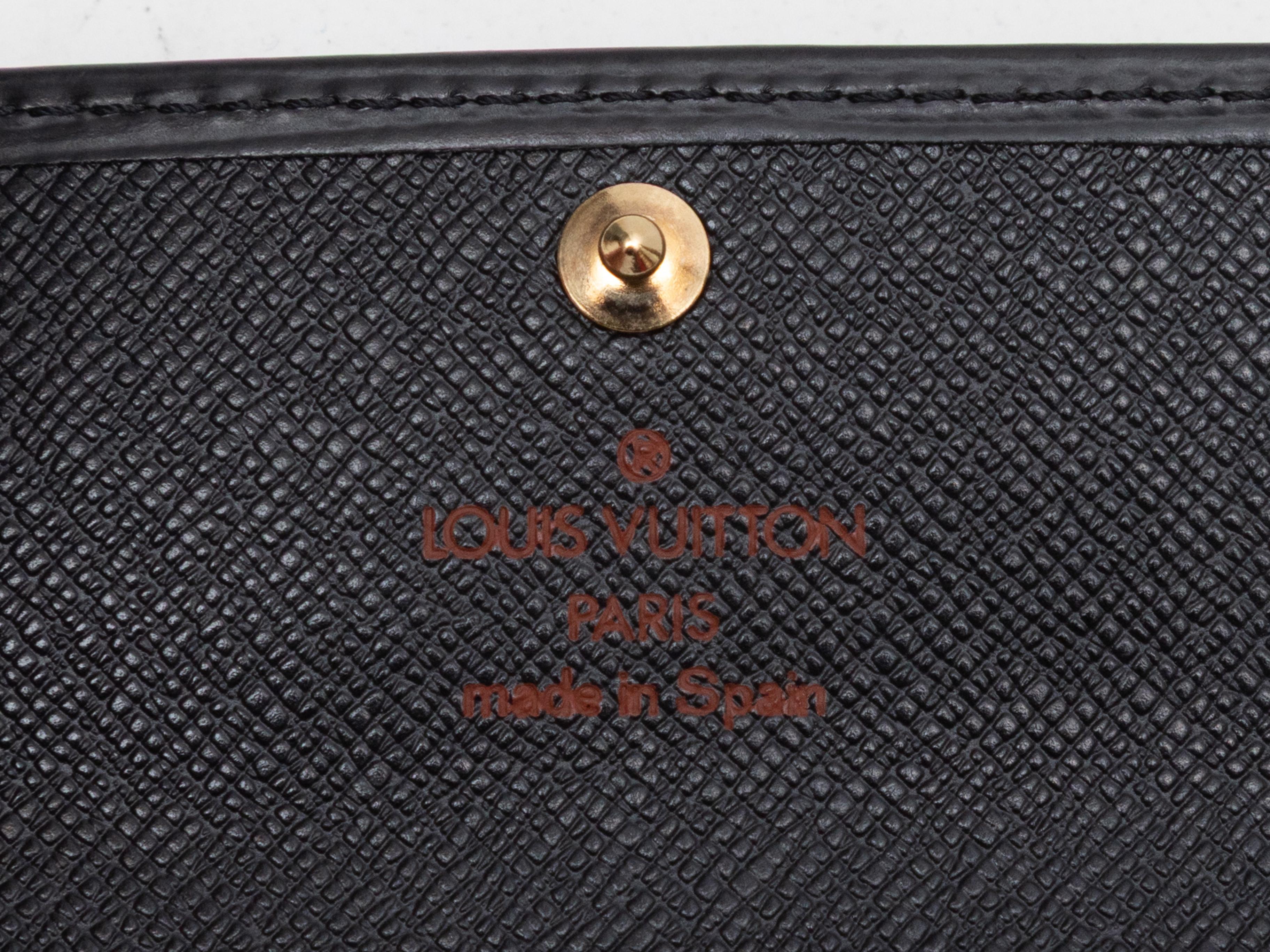 Porte-clés en cuir Epi noir de Louis Vuitton. Matériel de couleur or. Fermeture à bouton-pression. Hauteur de 2,5