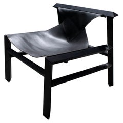 Chaise longue en bois teinté noir, assise en cuir noir