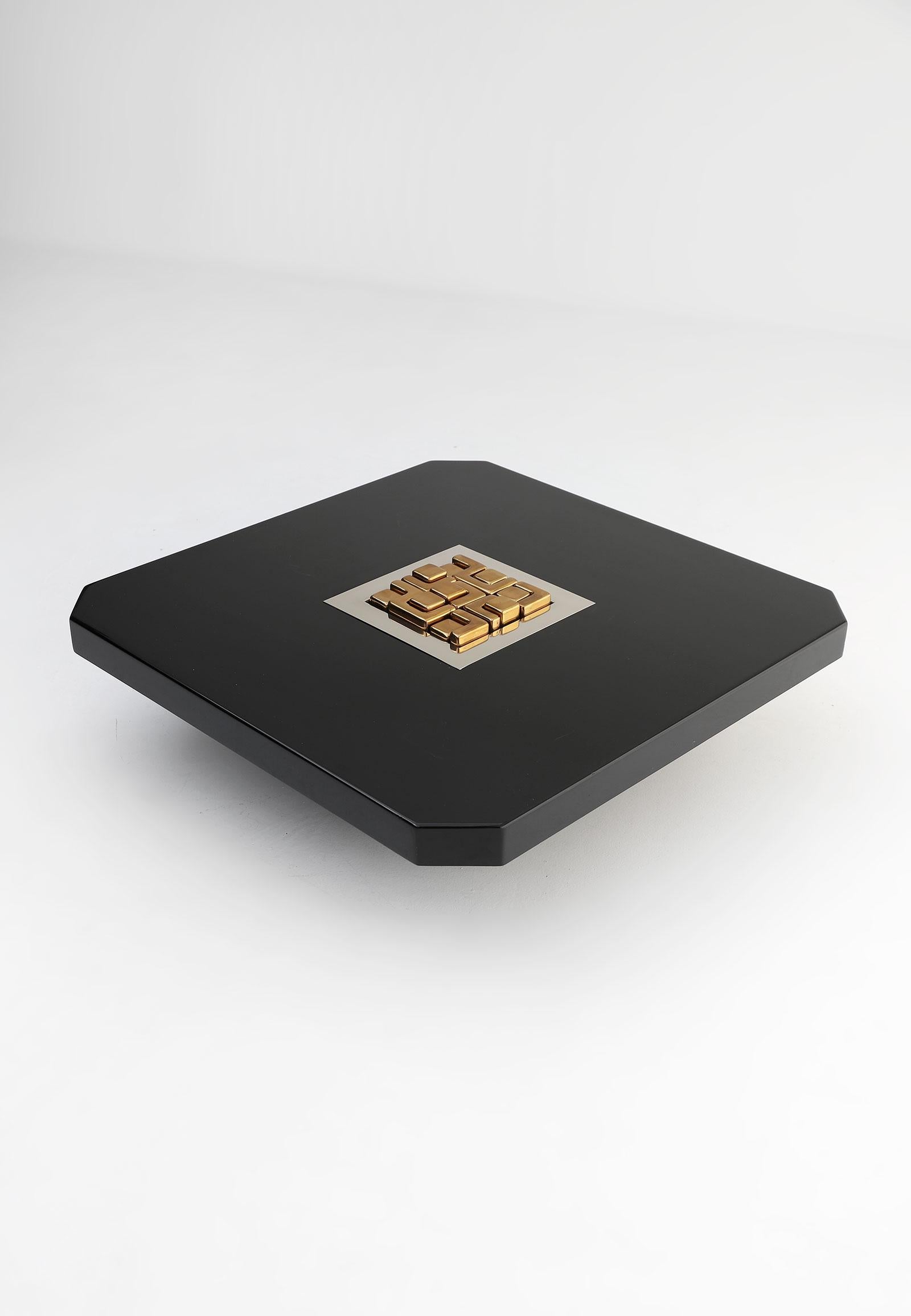 Black lacquered coffee table by Lova Creation, Belgium.
This decorative coffee table is signed and numbered 'Lova Creation 1985, 19/50'.
The table stands in a very good condition and has a variable artwork in the center. Different figures in brass