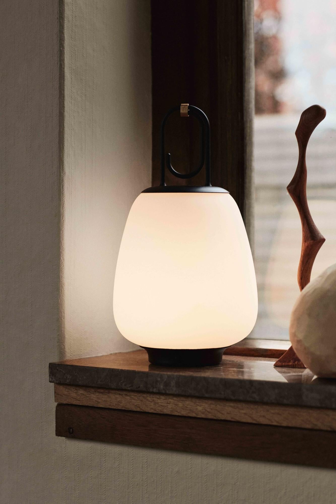Cette élégante lampe portable, inspirée de l'éclat doré de la ville toscane de Lucques, imite la chaleur de la lumière nocturne de la ville. Conçu comme un objet polyvalent, le Lucca, qui fonctionne sur piles, passe facilement de l'intérieur à