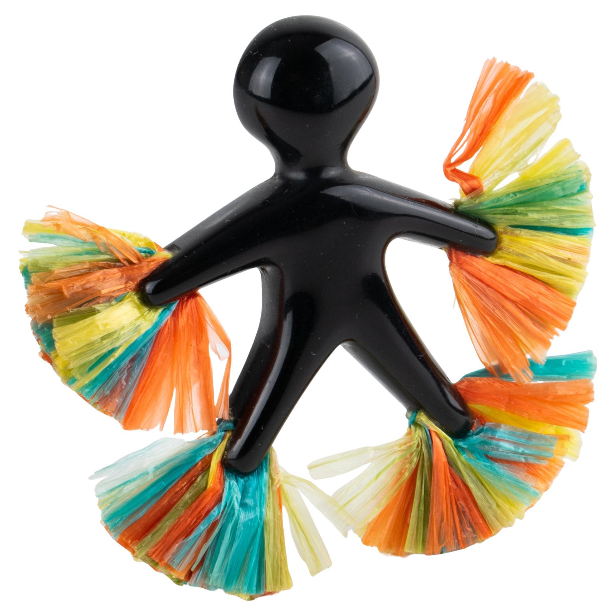Figurine de danseuse de samba sculptée en lucite noire Broche avec raphia coloré en vente