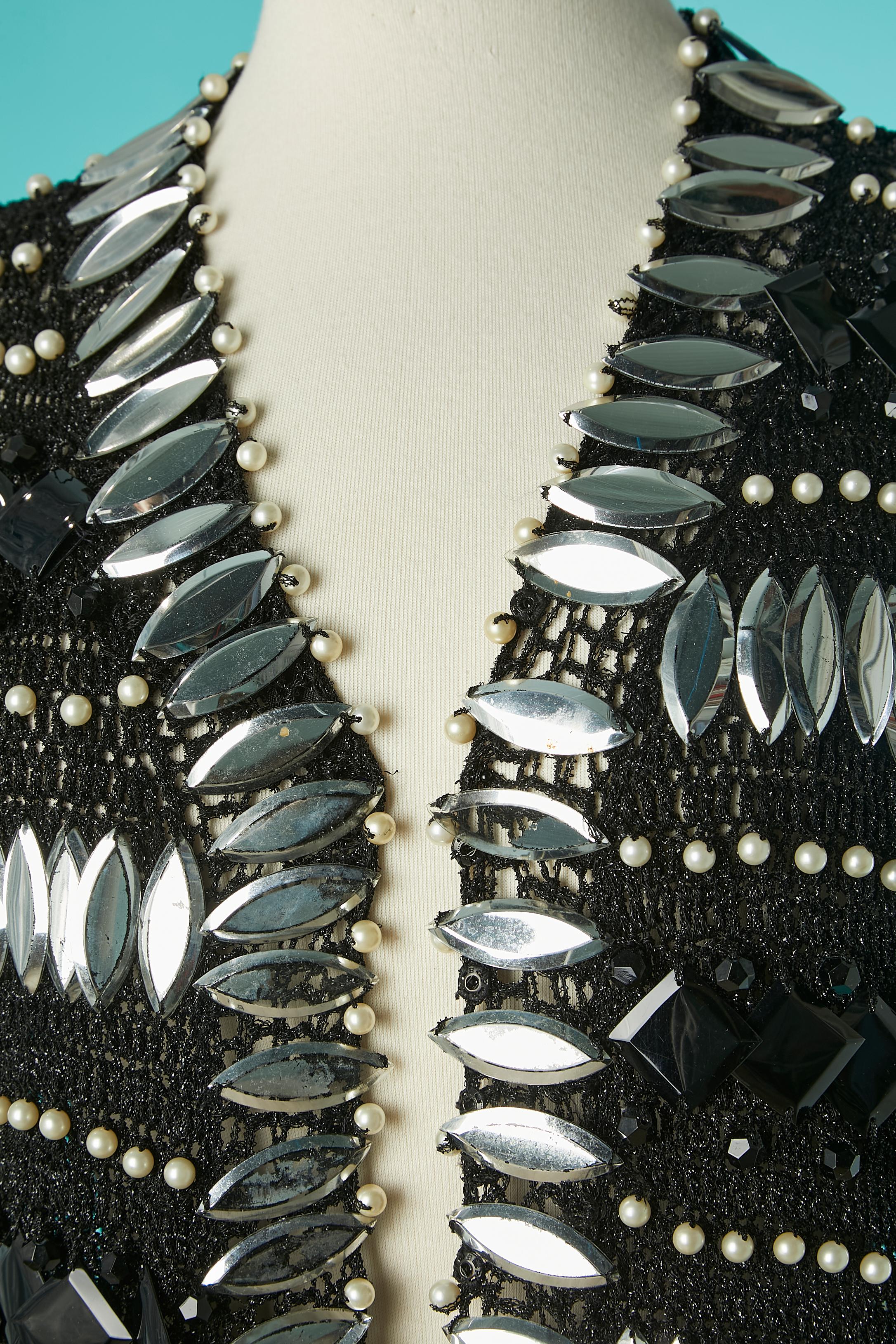 Schwarzer Lurex-Strickmantel mit Perlen, Perlen und silbernen Kunststoff-Cabochons als Verzierung. 
GRÖSSE M