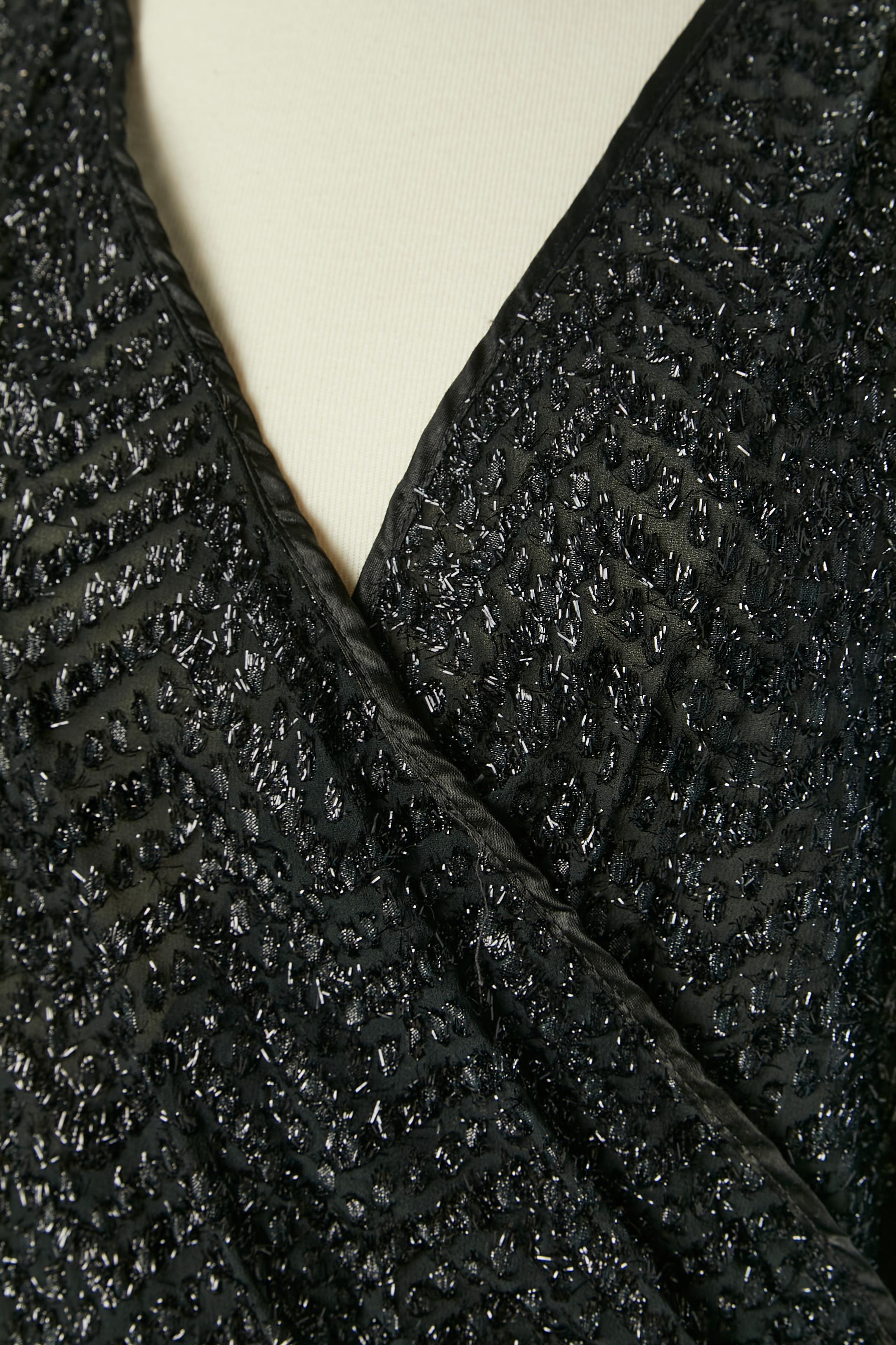 Top avvolgente in lurex nero. Composizione del tessuto: 80% rayon, 20% lurex. Chiusura a scatto in vita. Taglio in vita con volant. 
TAGLIA M 