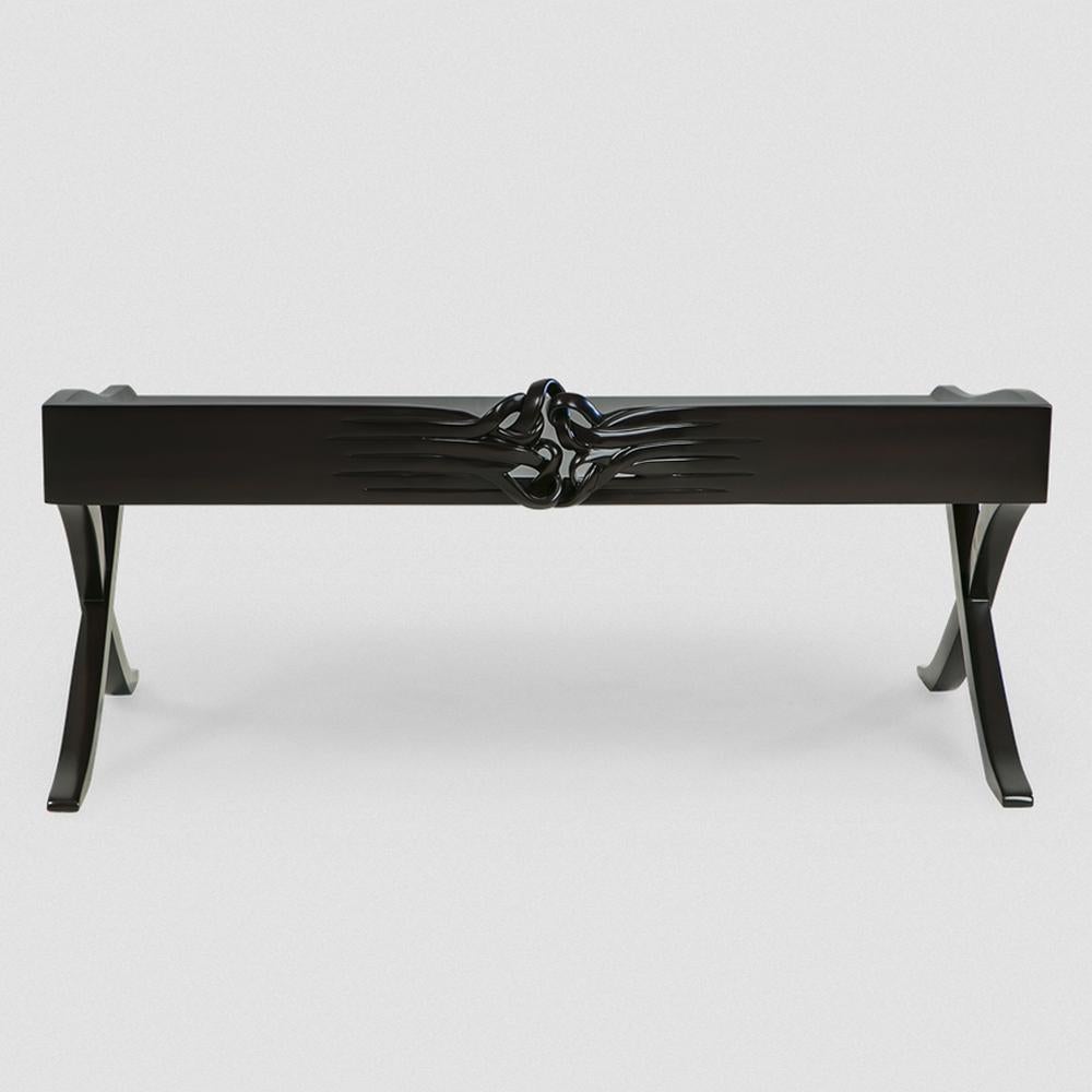 Tray black Mahogany in solid hand-carved 
mahogany wood in black lacquered finish.