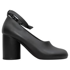 Maison Margiela nera con cinturino alla caviglia e tacchi Tabi misura 37