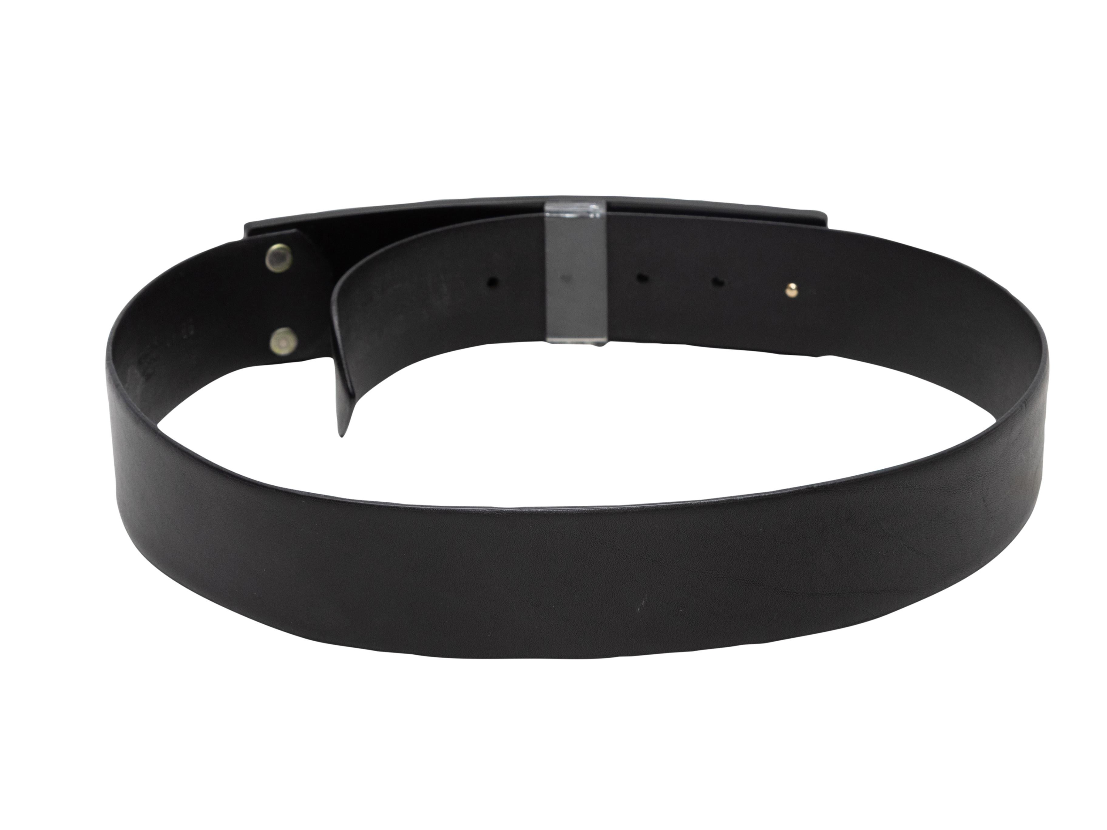 Schwarzer Ledergürtel von Maison Margiela. Vorderer rechteckiger Schnallenverschluss. 2