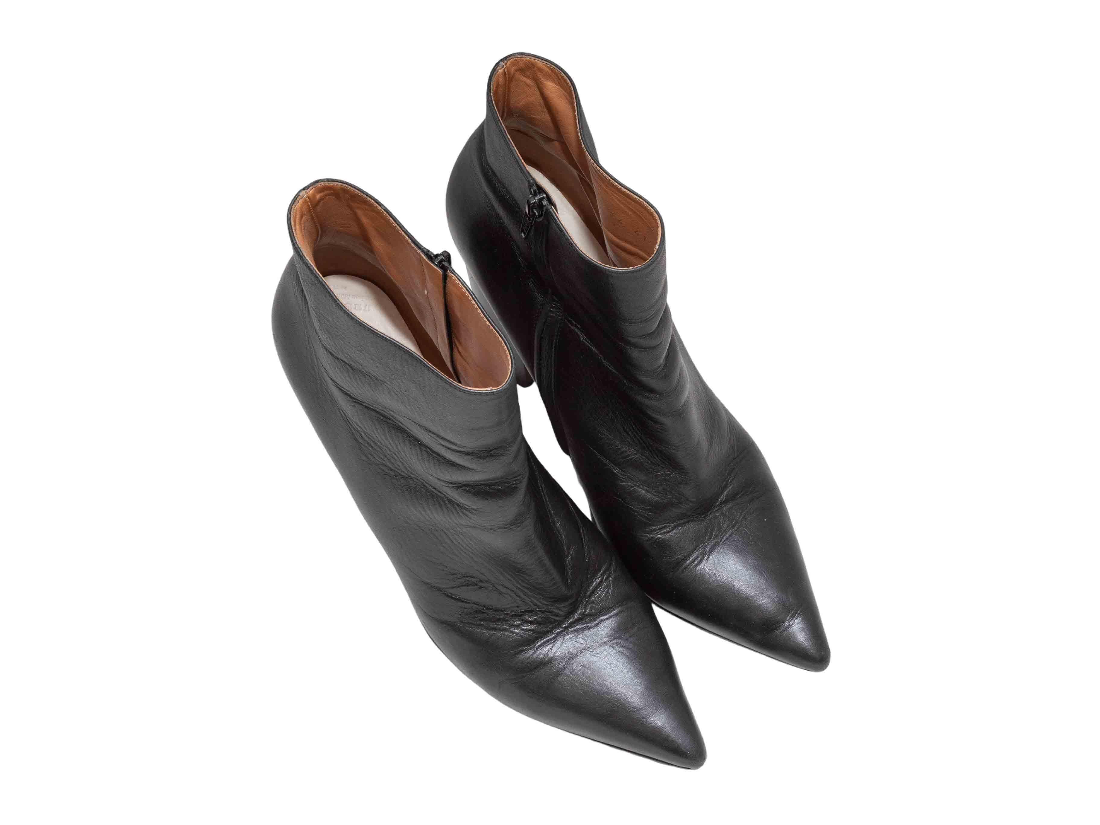 Botines con puntera de piel negra de Maison Margiela. Tacones de bloque. Cierres de cremallera en los laterales interiores. Altura de la caña 4,25