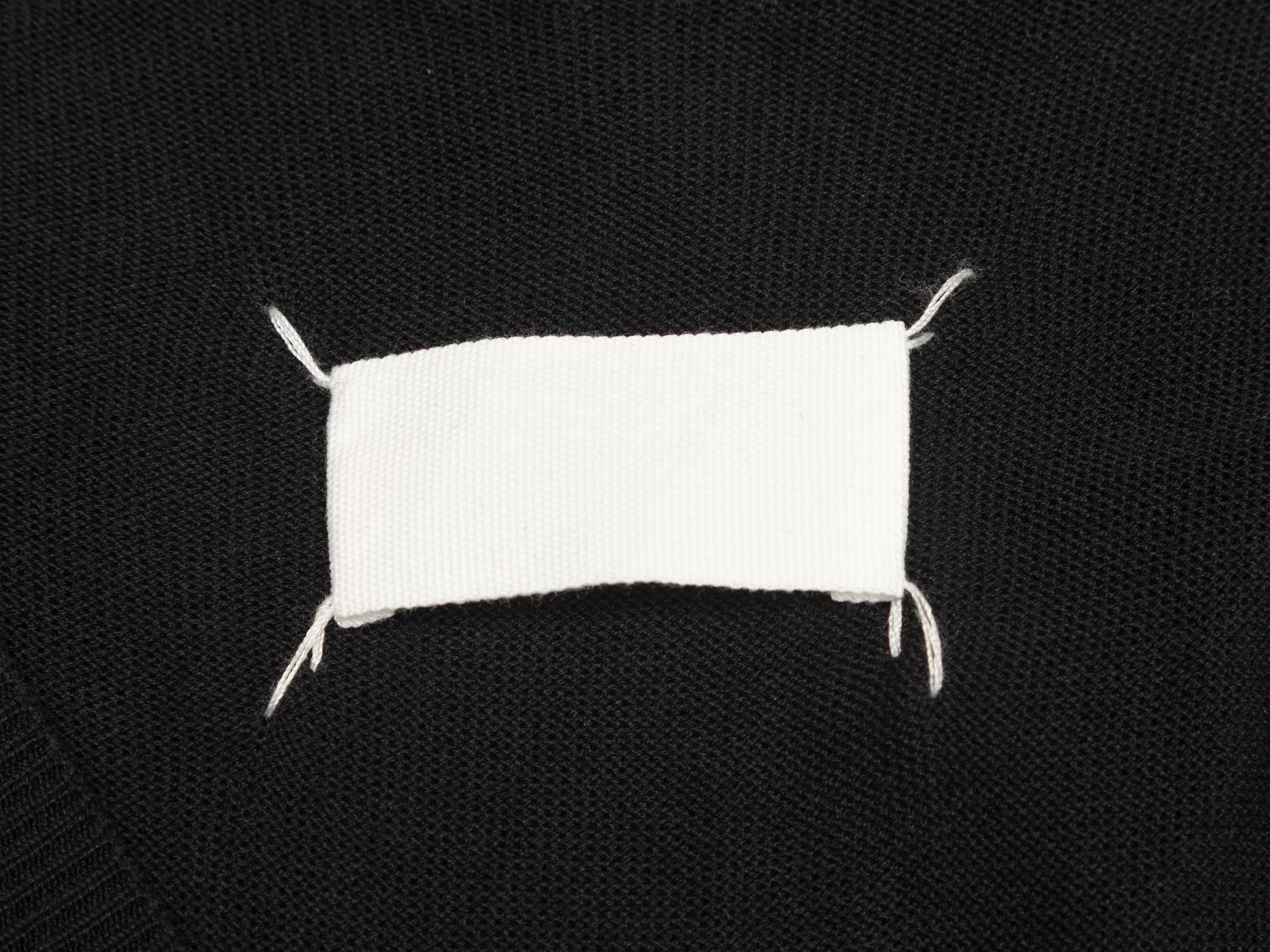 Robe midi sans manches à encolure en V, noire, de Maison Margiela. Boucle à l'encolure. Taille de 28