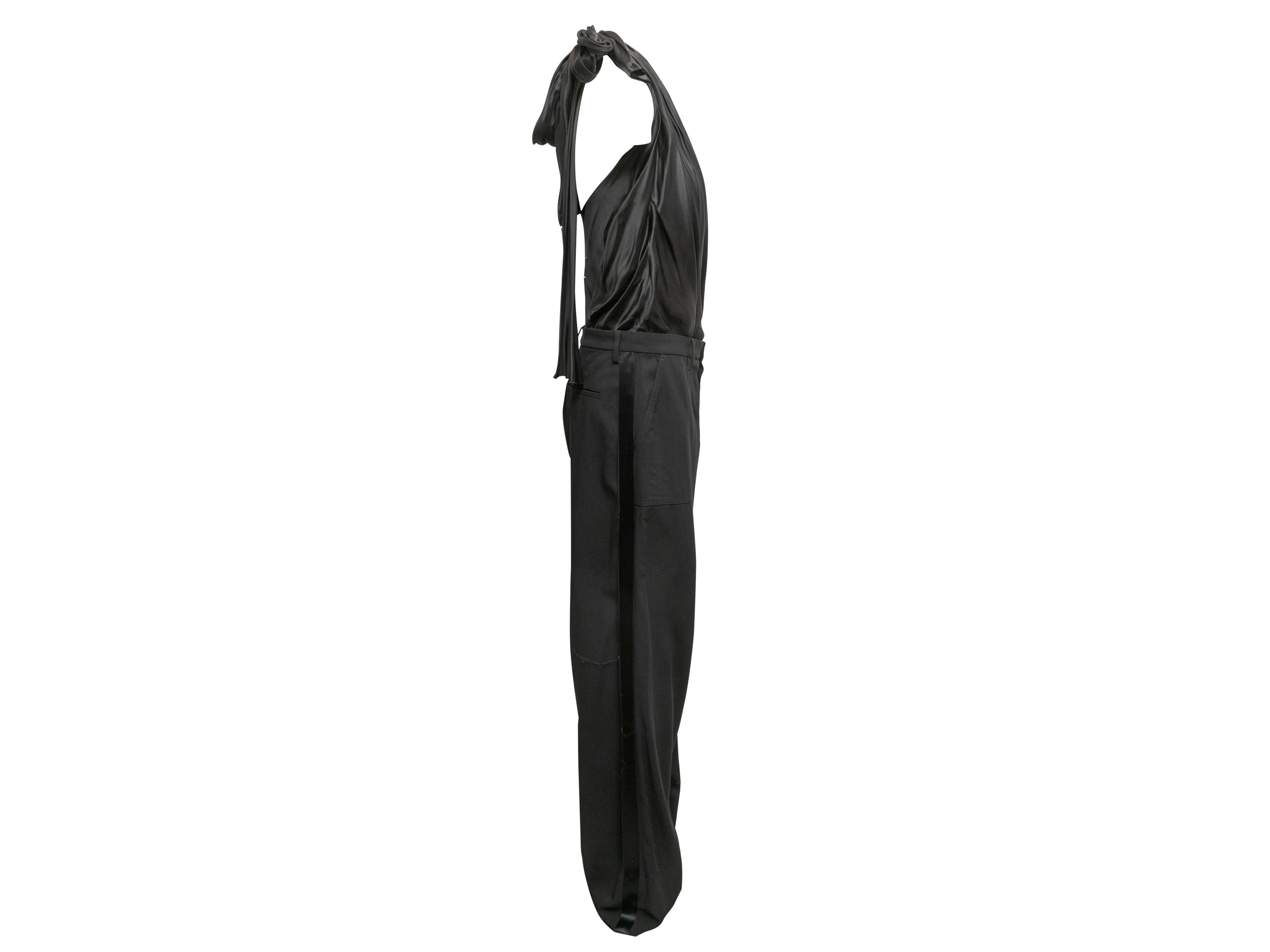 Dettagli prodotto: Tuta con cappuccio in misto lana vergine nera di Maison Margiela. Scollatura profonda. Tre tasche. Chiusura frontale e sulla nuca. Seno 28