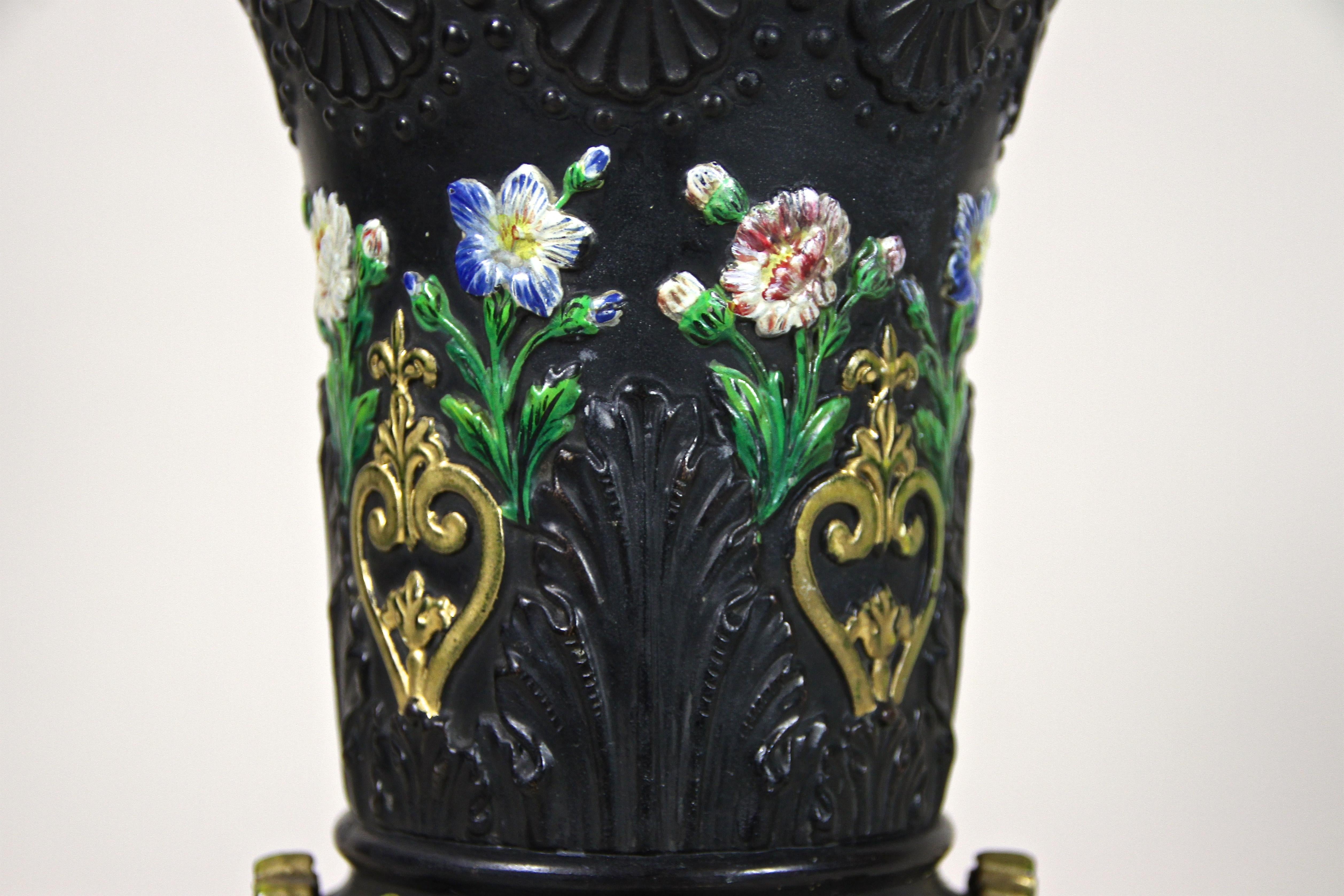 Black Majolica Vase With Gilt Lion Heads by WS & S, Bohemia, circa 1875 In Good Condition In Lichtenberg, AT