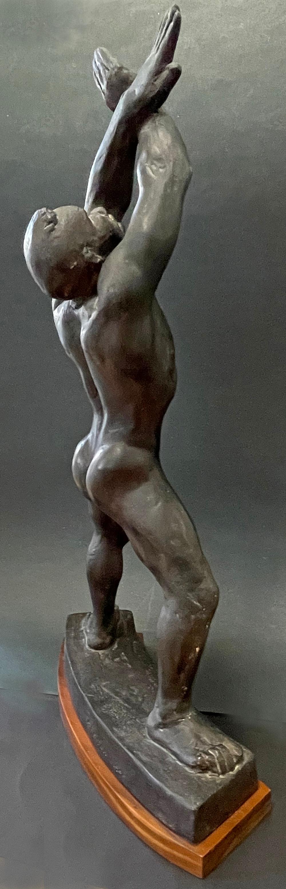 „Schwarzer männlicher Mann mit hochgezogenen Armen“, „Aktskulptur einer afrikanischen Figur von Fenton (Art déco) im Angebot
