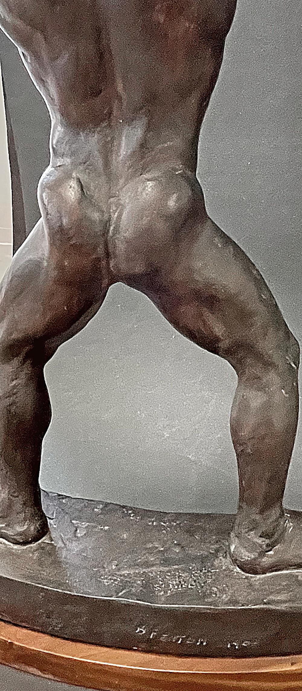 „Schwarzer männlicher Mann mit hochgezogenen Armen“, „Aktskulptur einer afrikanischen Figur von Fenton (Gemalt) im Angebot