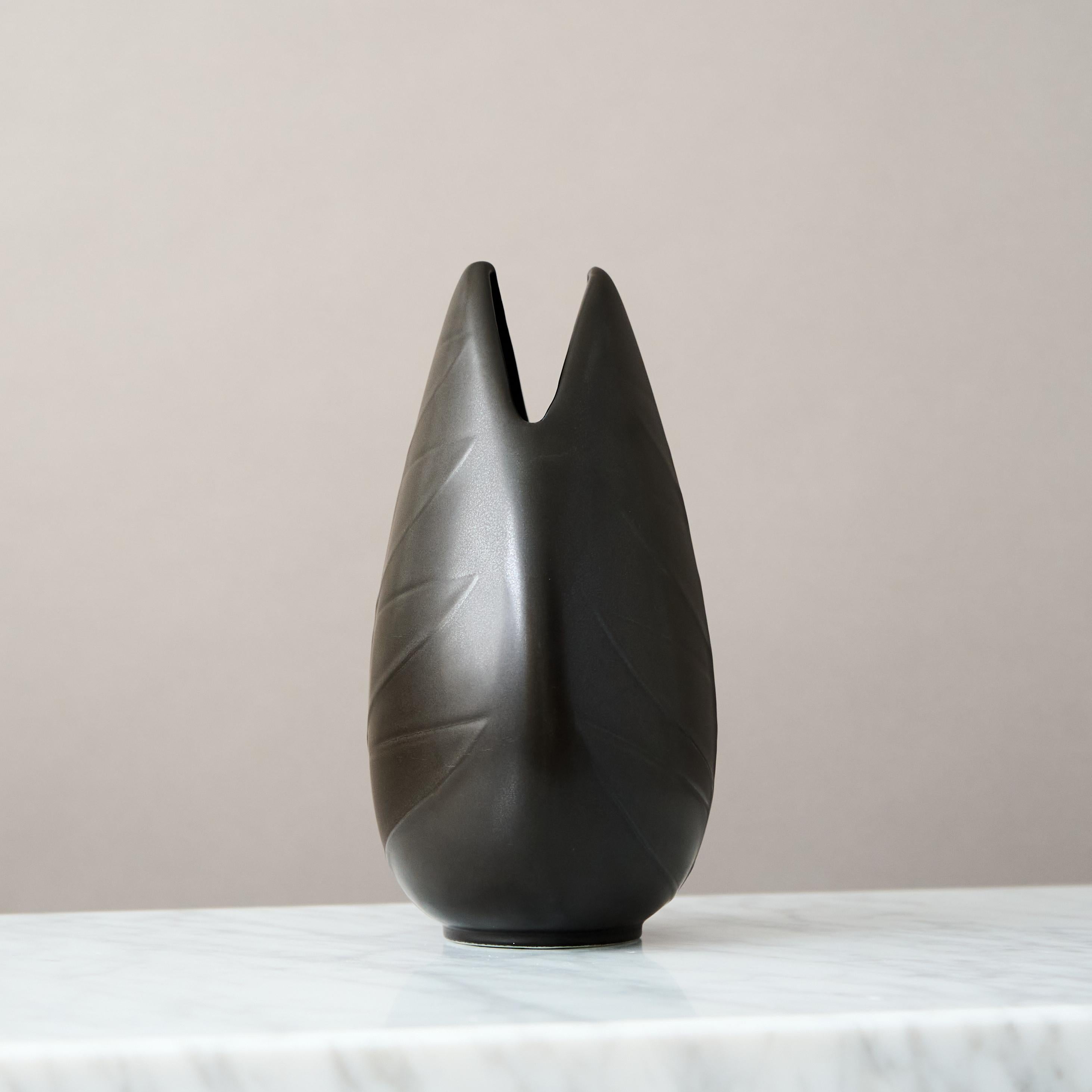 Mid-Century Modern Vase à feuilles 'Mangania' noir par Lillemor Mannerheim, Gefle, Suède, années 1950 en vente
