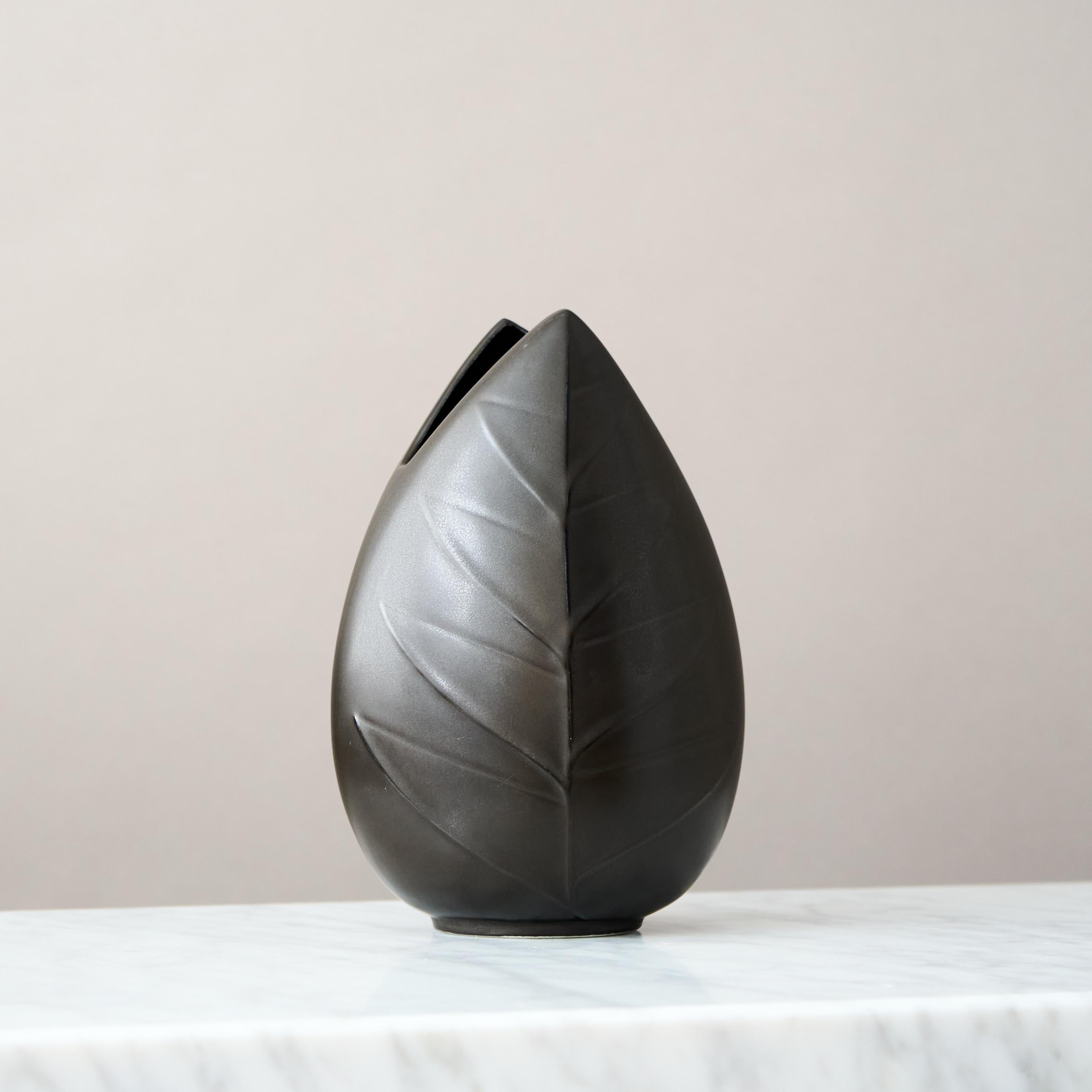 Suédois Vase à feuilles 'Mangania' noir par Lillemor Mannerheim, Gefle, Suède, années 1950 en vente