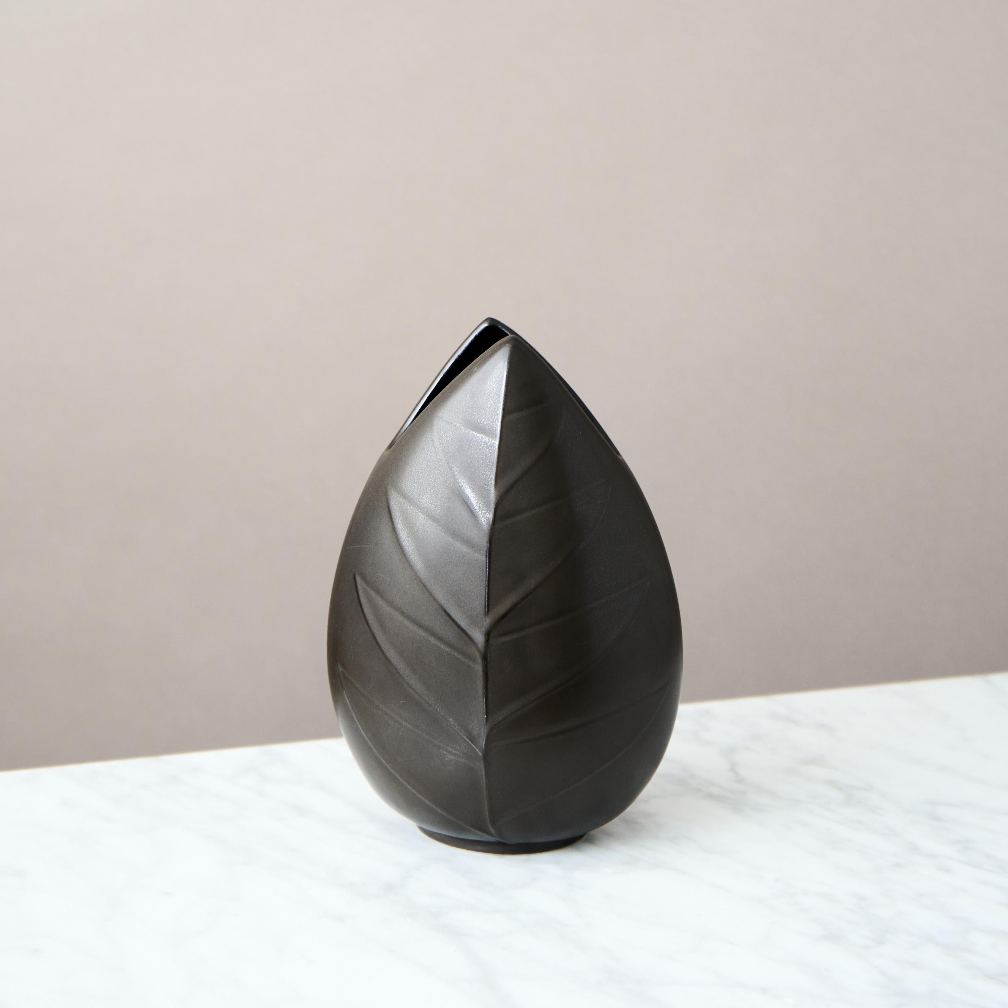Vernissé Vase à feuilles 'Mangania' noir par Lillemor Mannerheim, Gefle, Suède, années 1950 en vente