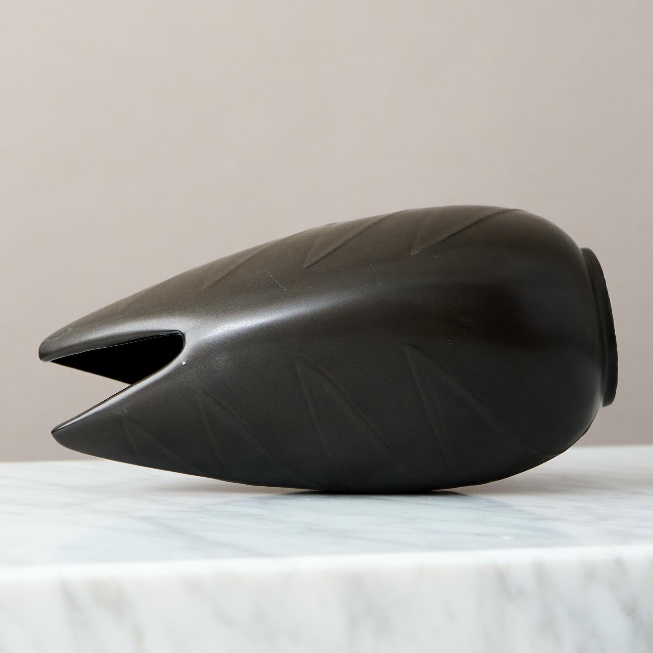 Vase à feuilles 'Mangania' noir par Lillemor Mannerheim, Gefle, Suède, années 1950 Bon état - En vente à Malmö, SE