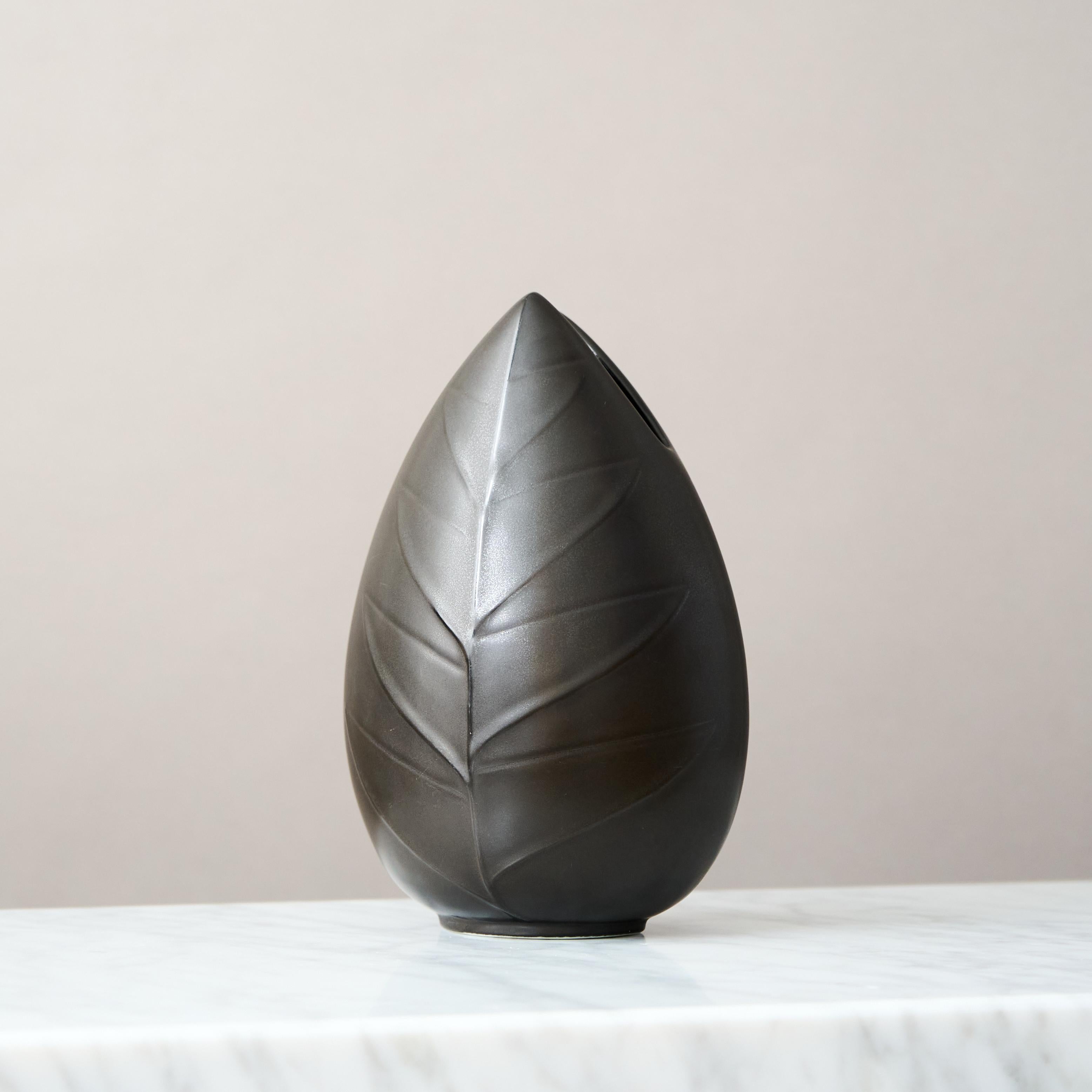 20ième siècle Vase à feuilles 'Mangania' noir par Lillemor Mannerheim, Gefle, Suède, années 1950 en vente