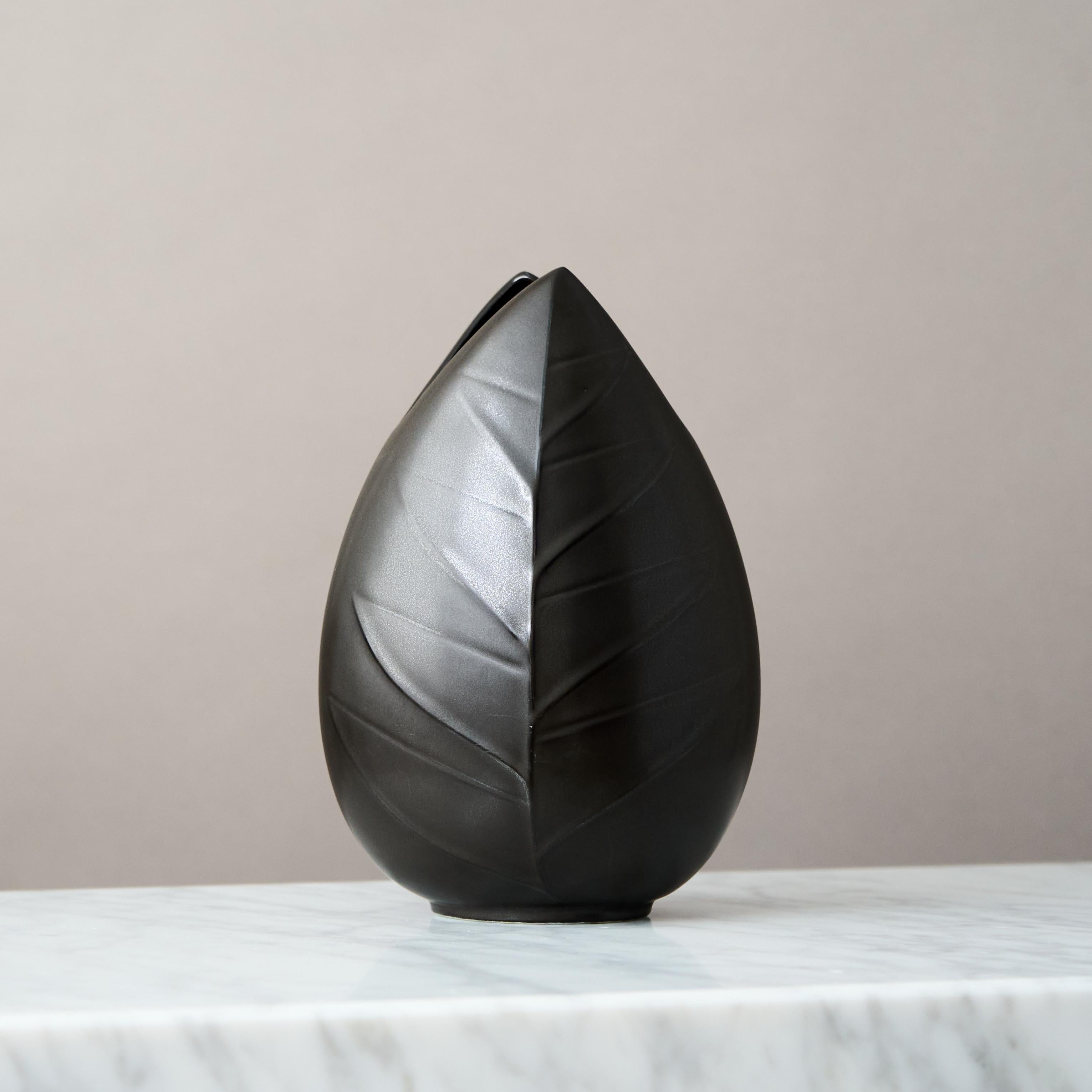 Céramique Vase à feuilles 'Mangania' noir par Lillemor Mannerheim, Gefle, Suède, années 1950 en vente