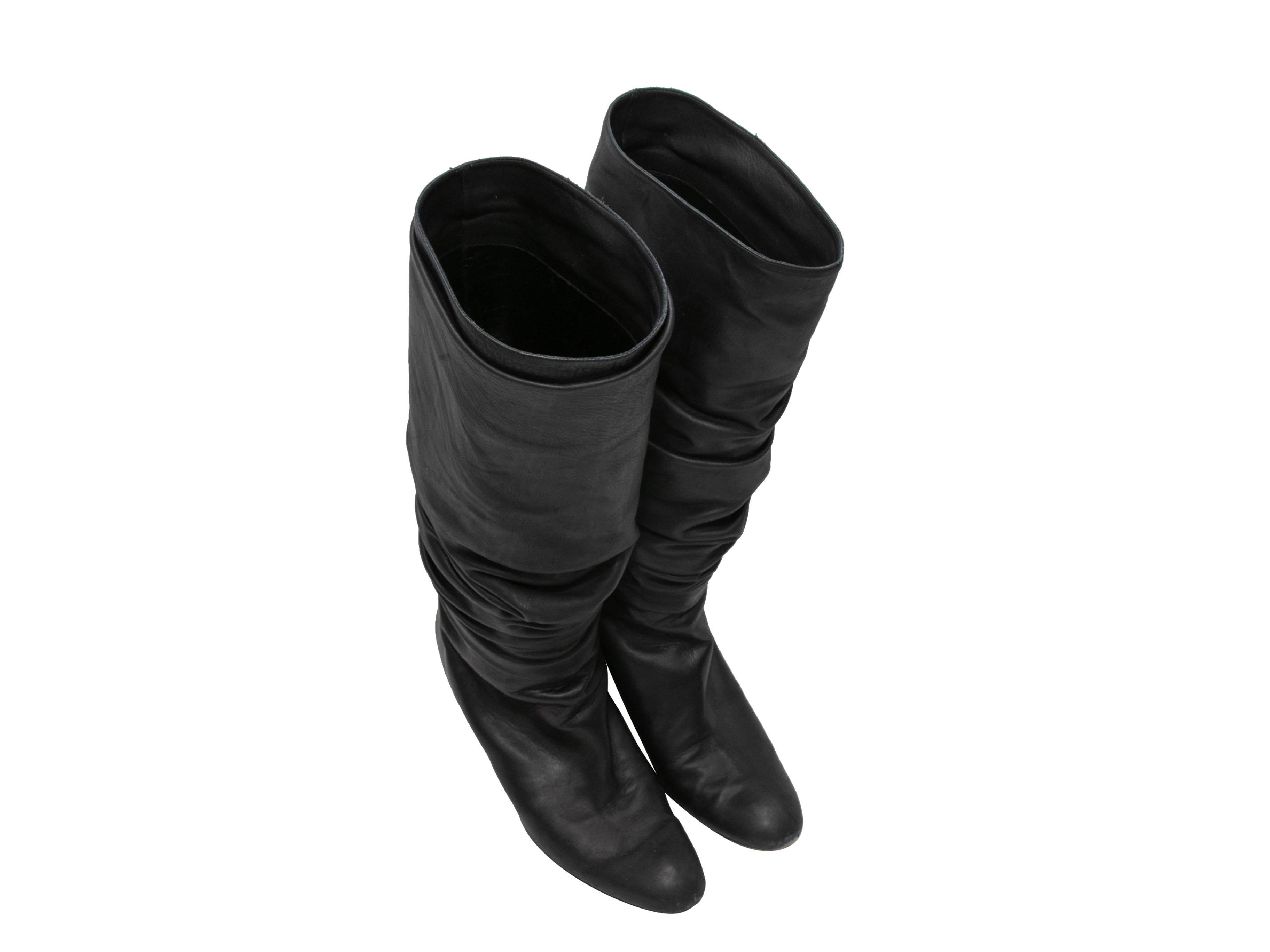 Stivali al ginocchio in pelle nera con fibbia e tacco stropicciato di Manolo Blahnik. Tacchi ricoperti. Altezza del gambo 14,5