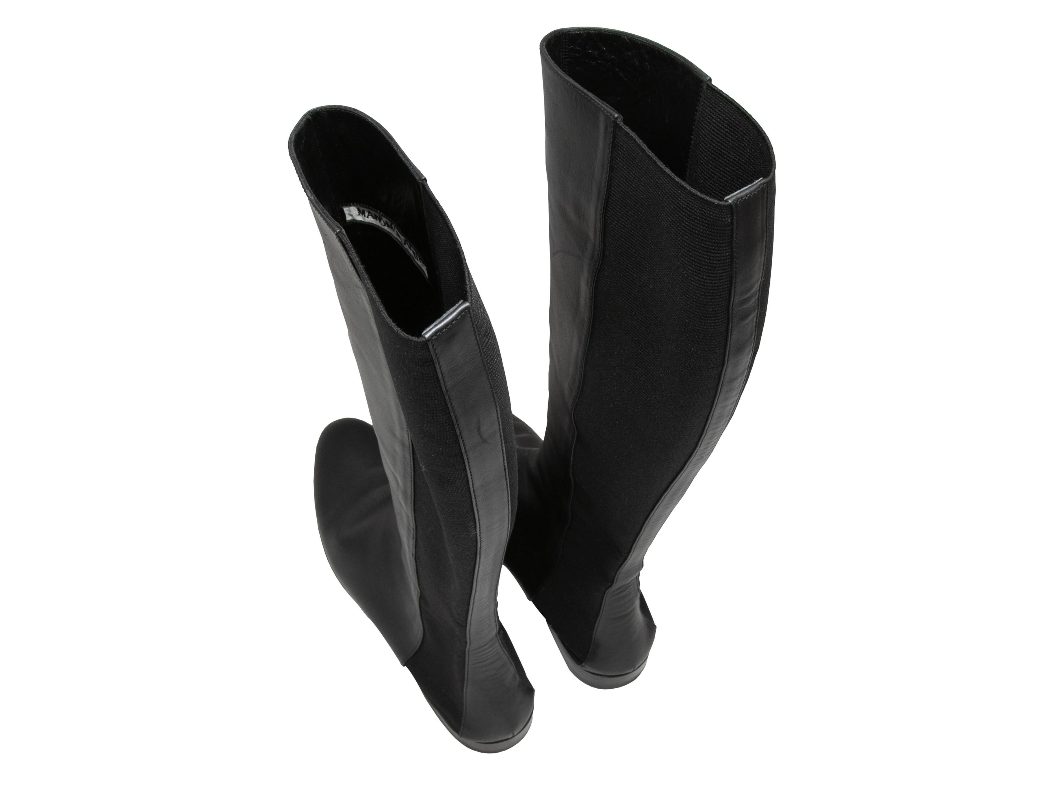 Stivali al ginocchio in pelle nera ed elastici di Manolo Blahnik. Tacchi a spillo. Altezza del gambo 16