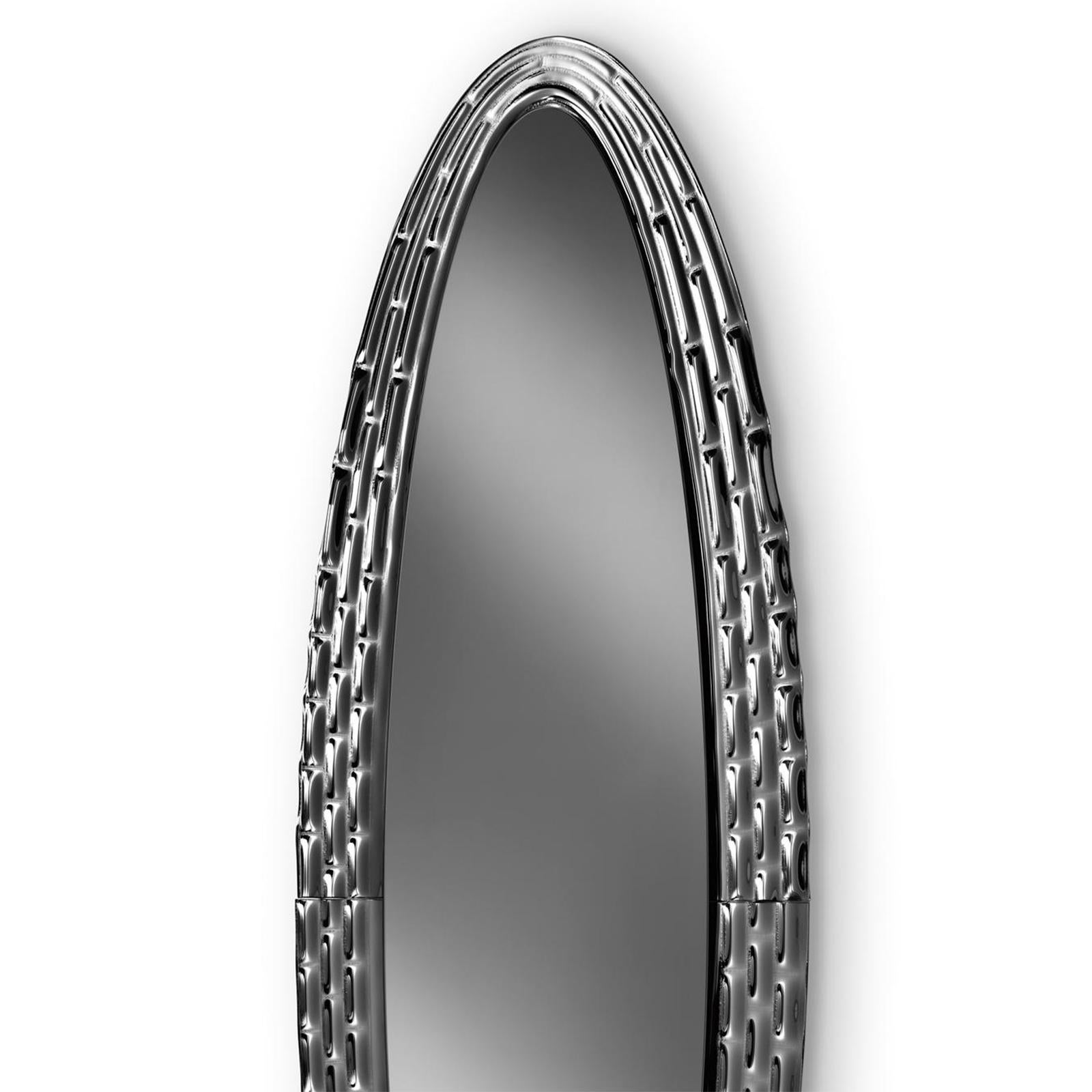 Mirror black manor oval in fused glass 6mm
thickness with back-silvered frame. With flat mirror in
smoked finish 5mm thickness.
Also available in bronze finish.