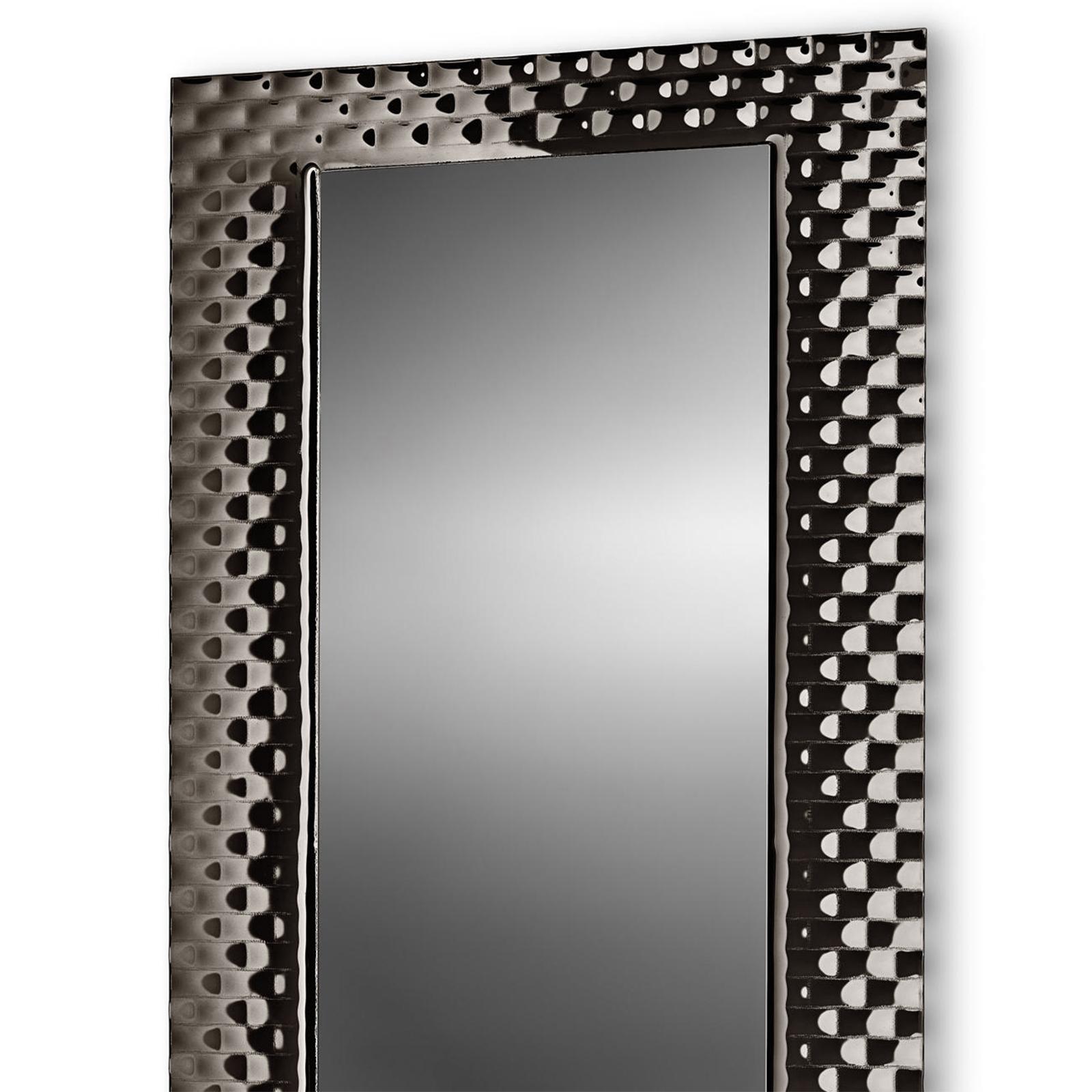 Mirror black manor rectangular in fused glass 6mm
thickness with back-silvered frame. With flat mirror in
smoked finish 5mm thickness.
Also available in Bronze finish.