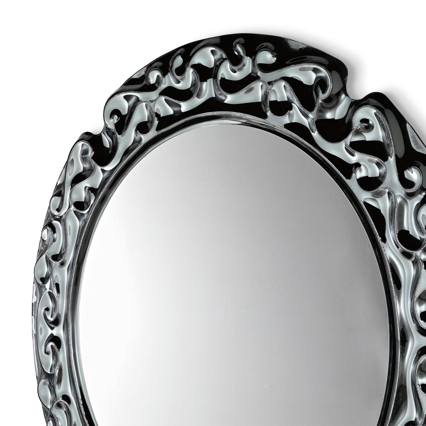 Mirror black Manor round with frame in fused glass
in black silvered finish with deco reliefs. 6mm thickness.
With flat round glass mirror, 5mm thickness in neutral finish.
Frame's back made of painted metal.
Also available in smocked finish or