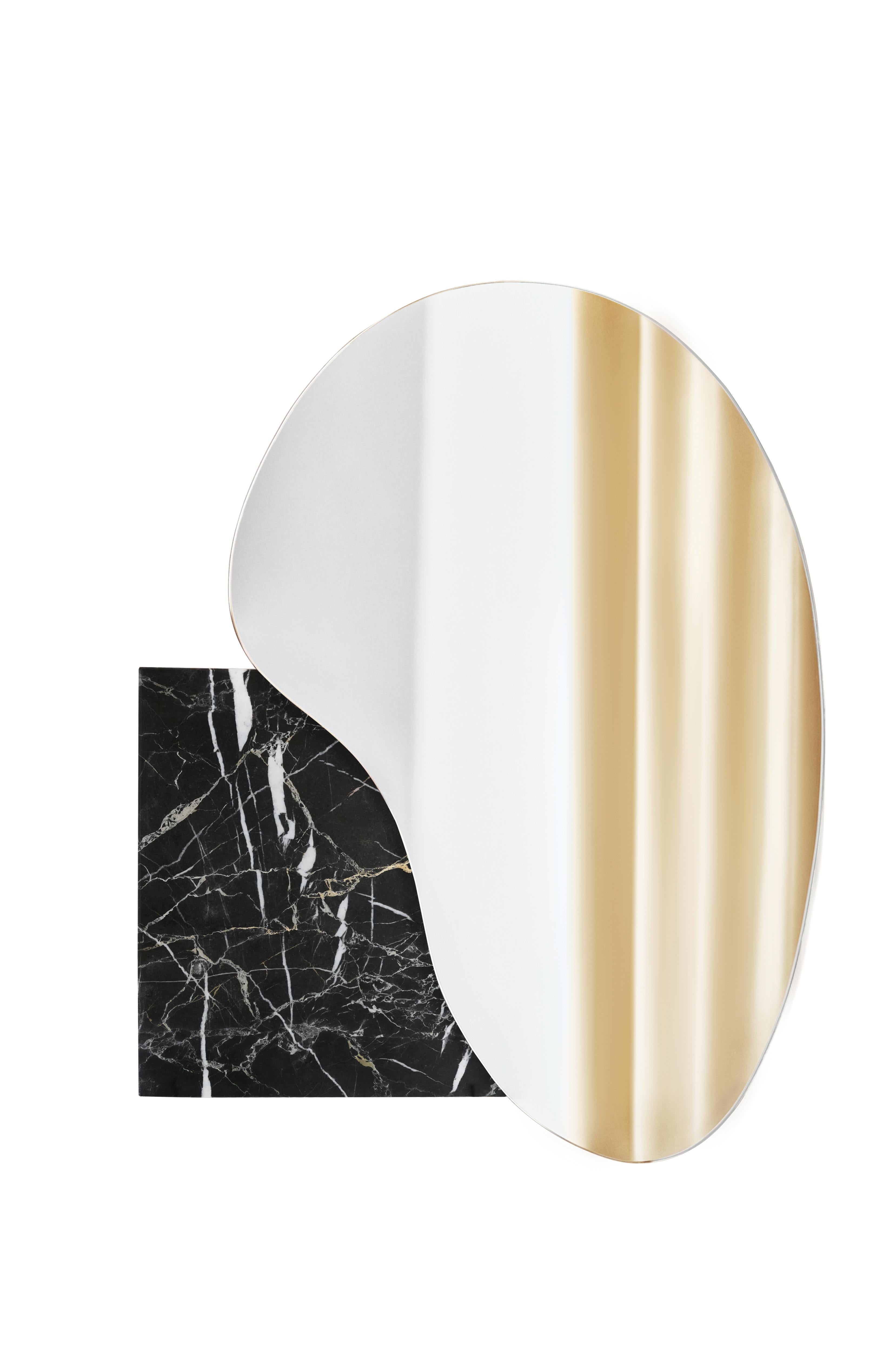 Miroir mural Alanya Lake 4 par NOOM
Dimensions : L 50 x P 3,5 x H 62 cm 
MATERIAL : Miroir Optiwhite, base : Marbre noir Alanya. 

